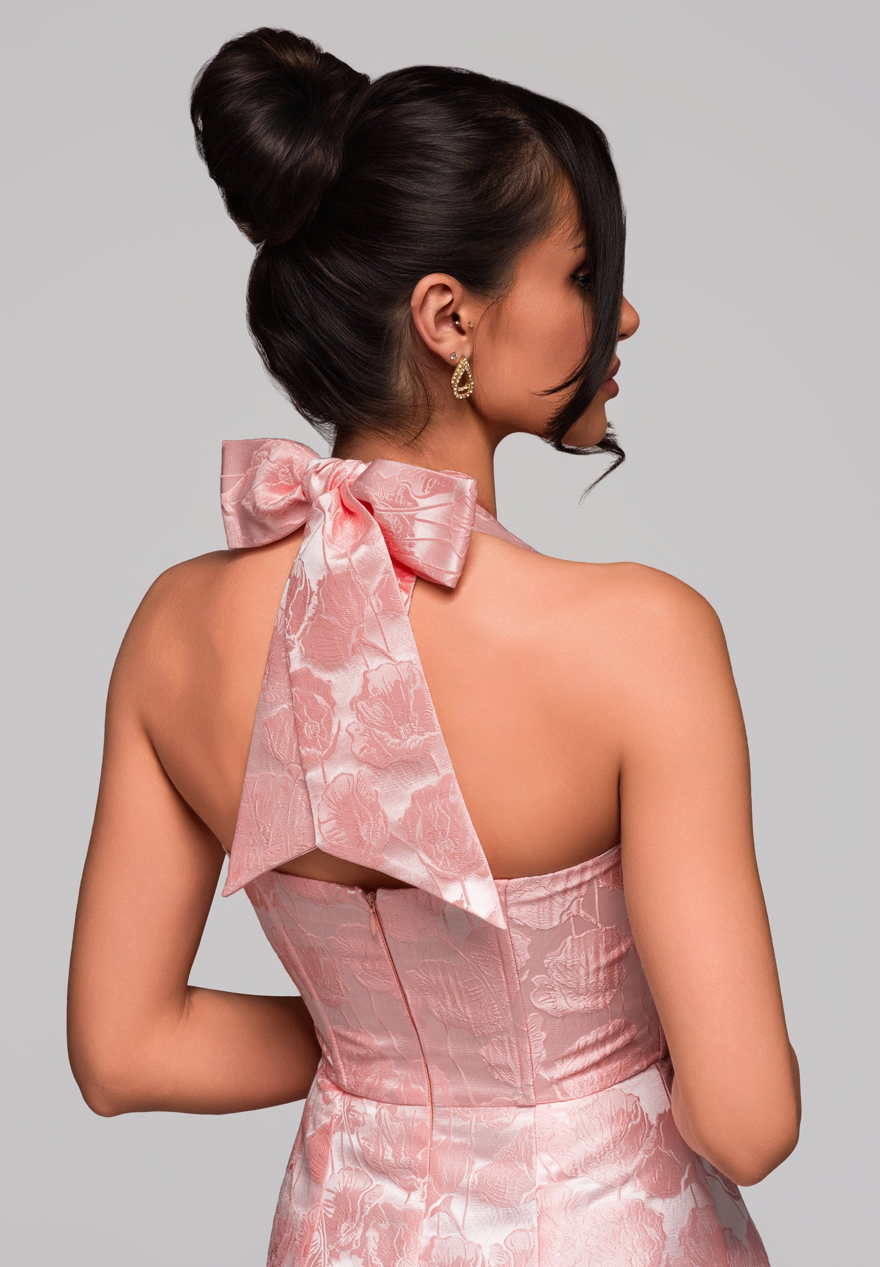 Rosa verziertes Mini-Abendkleid mit V-Ausschnitt — 2