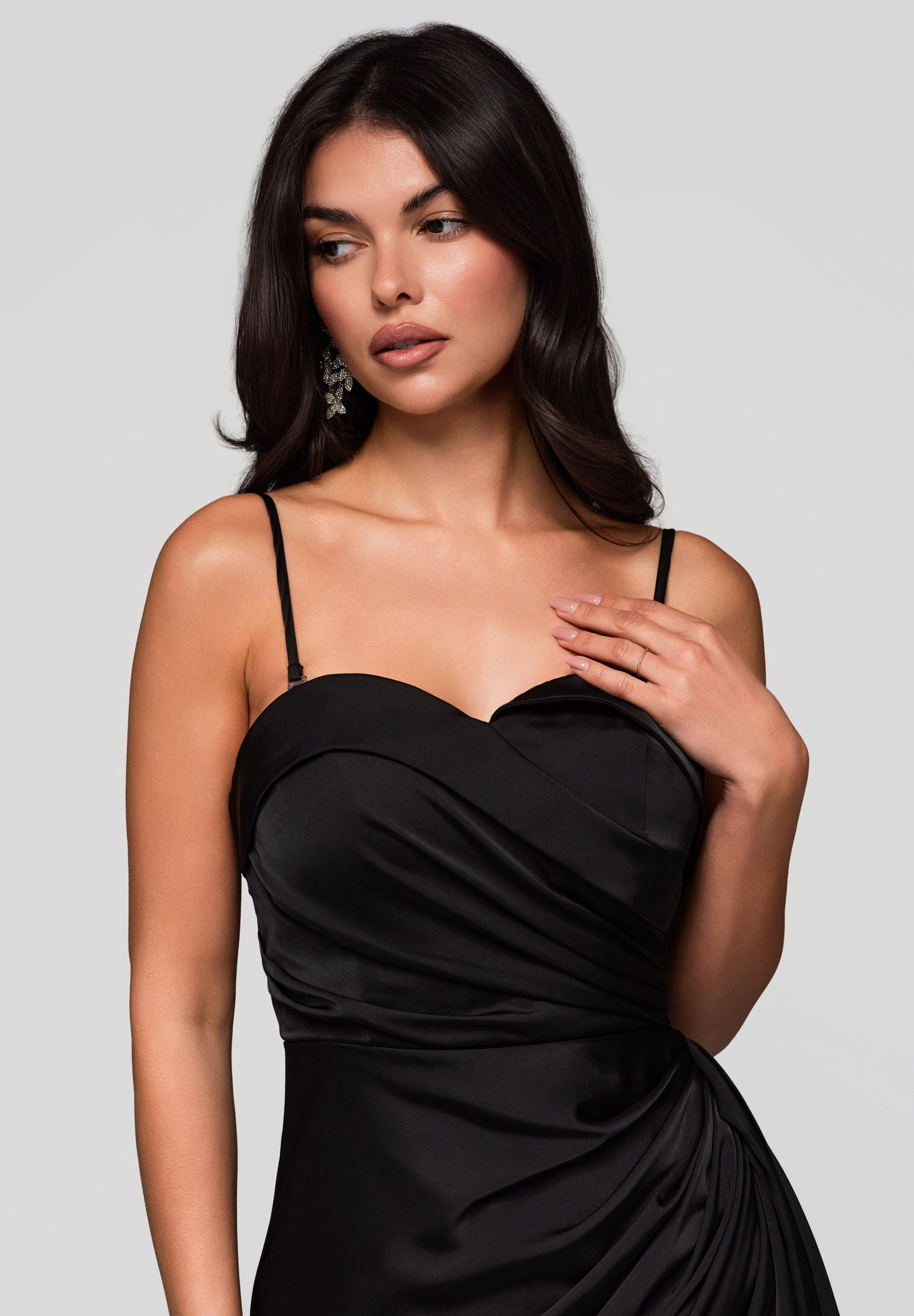 Schwarzes Maxi-Abendkleid aus Satin mit Herzausschnitt — 4