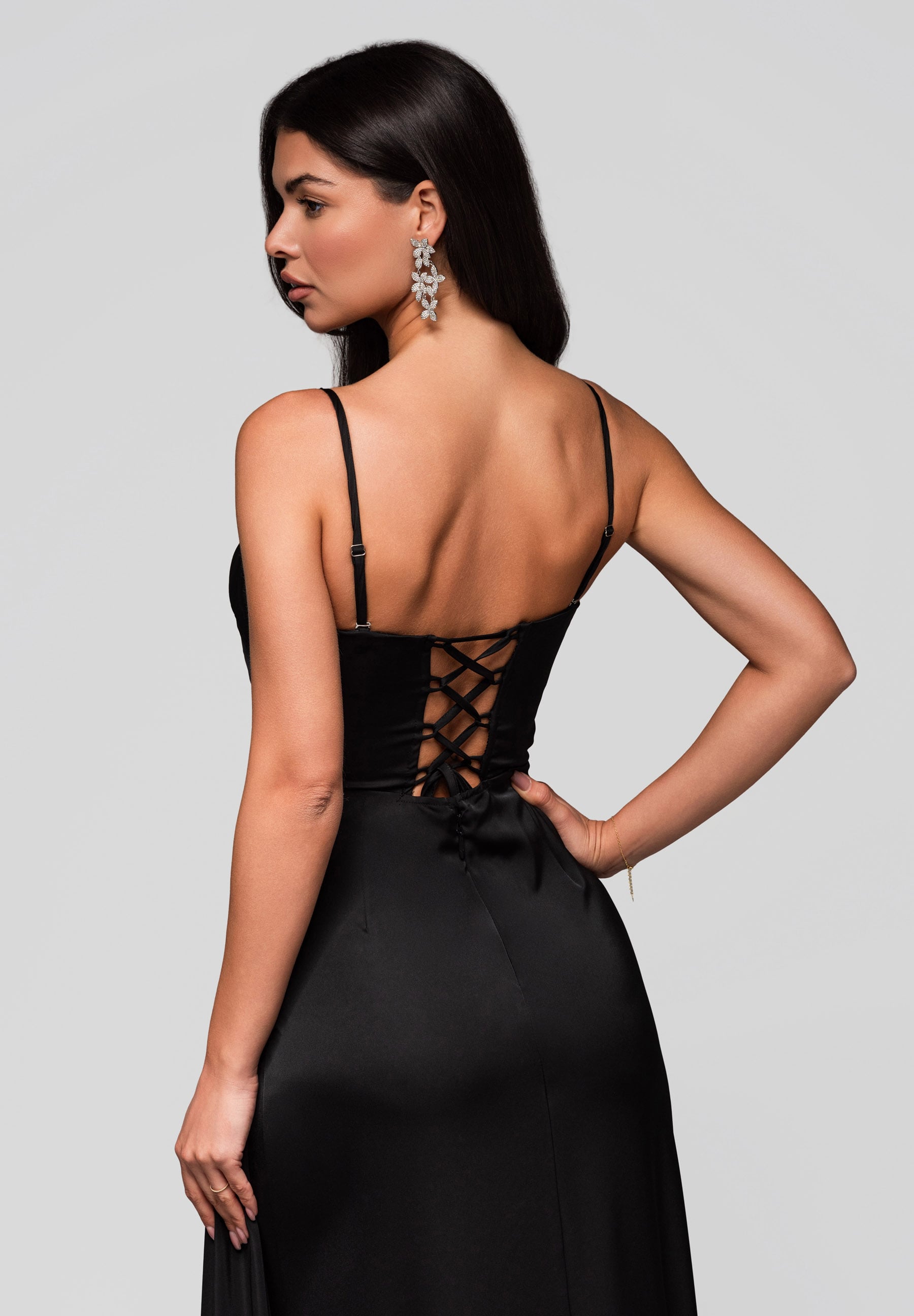 Schwarzes Maxi-Abendkleid aus Satin mit Herzausschnitt — 7