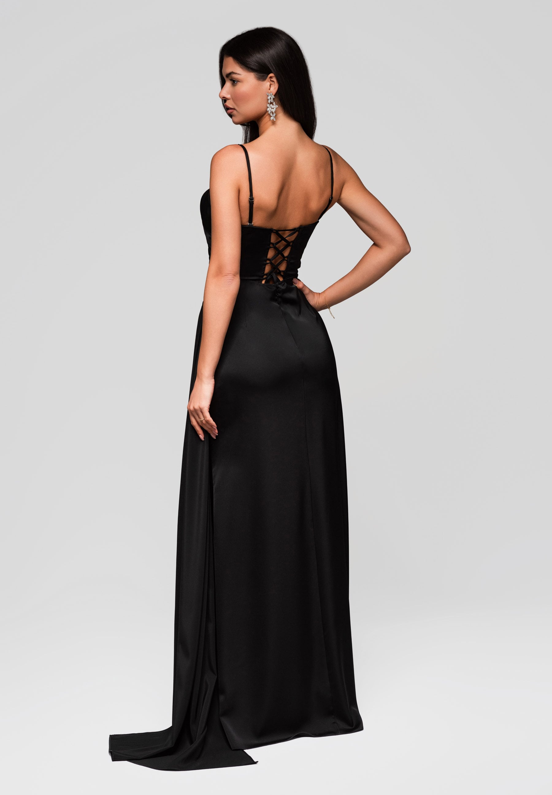 Schwarzes Maxi-Abendkleid aus Satin mit Herzausschnitt — 8