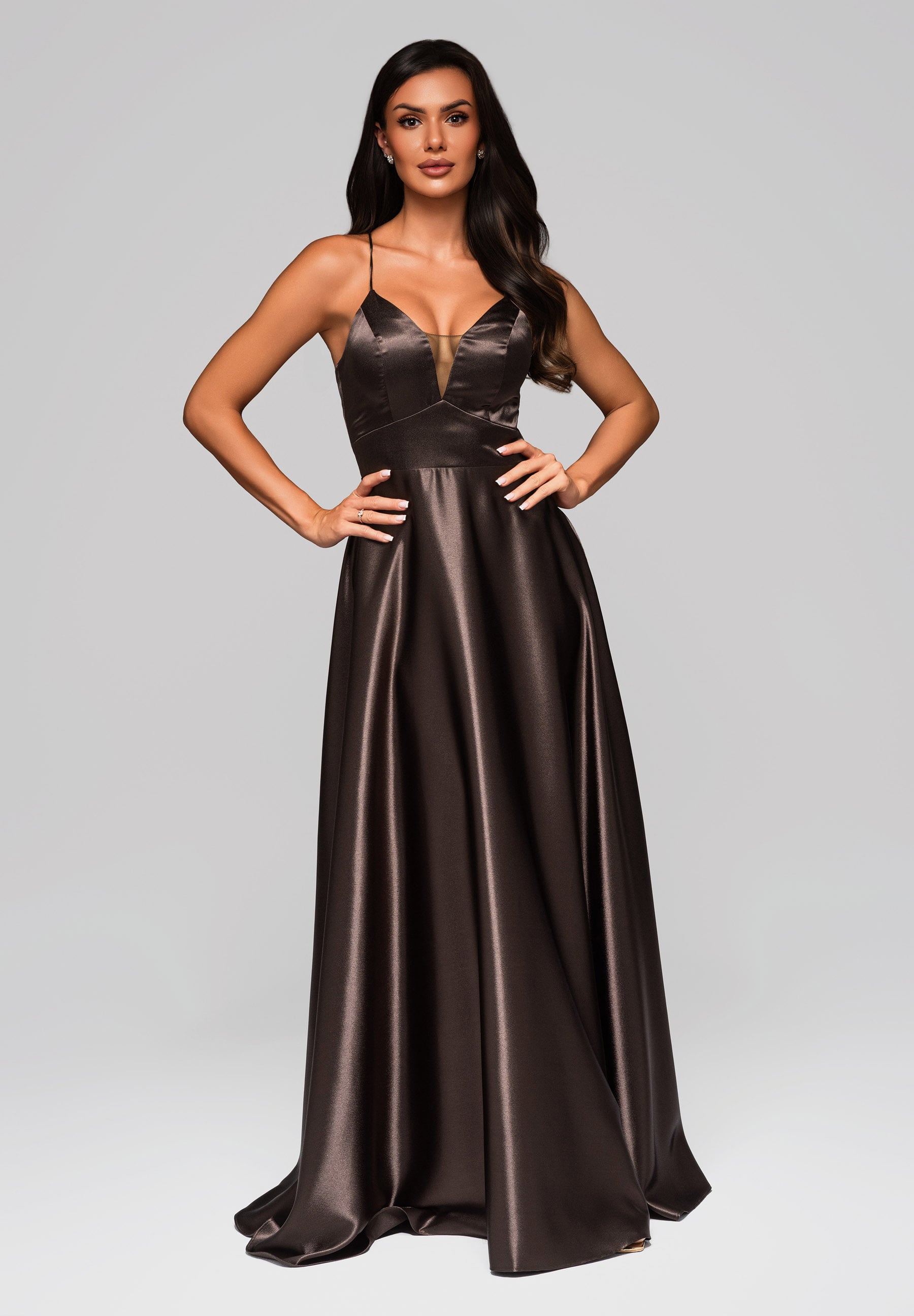 Braunes Maxi-Abendkleid aus Satin — 3