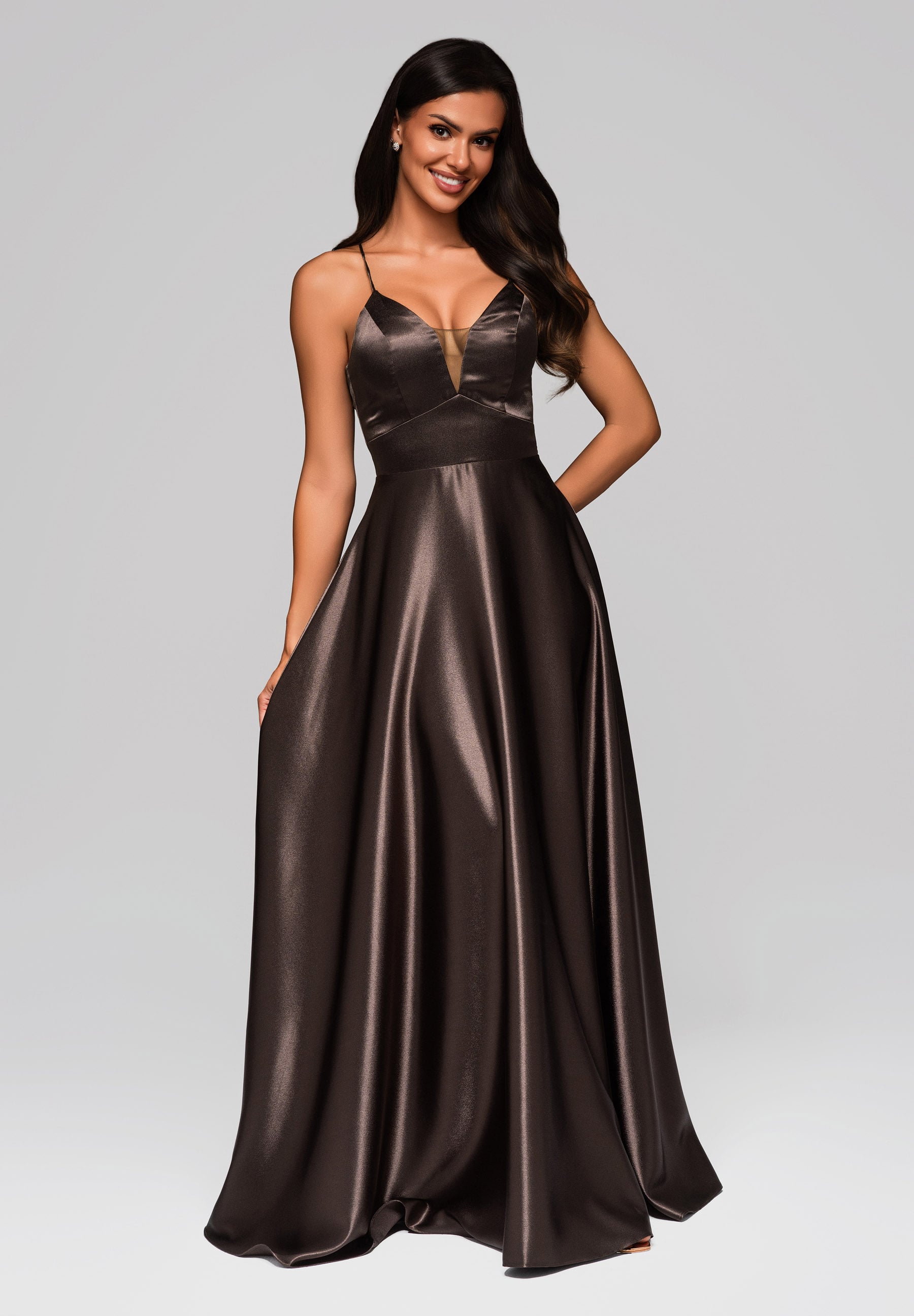 Braunes Maxi-Abendkleid aus Satin — 5