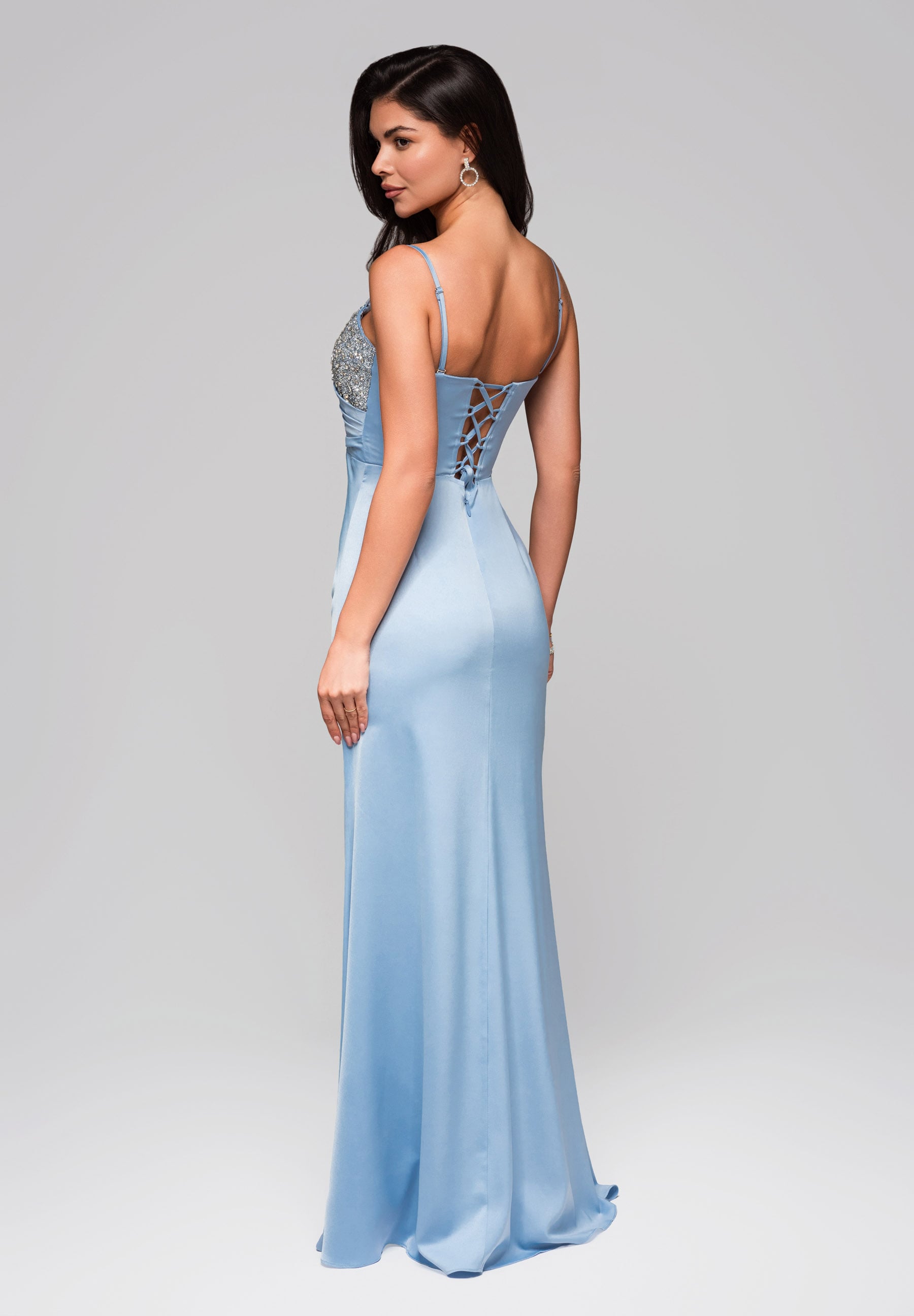 Hellblaues Maxi-Abendkleid aus Satin — 7