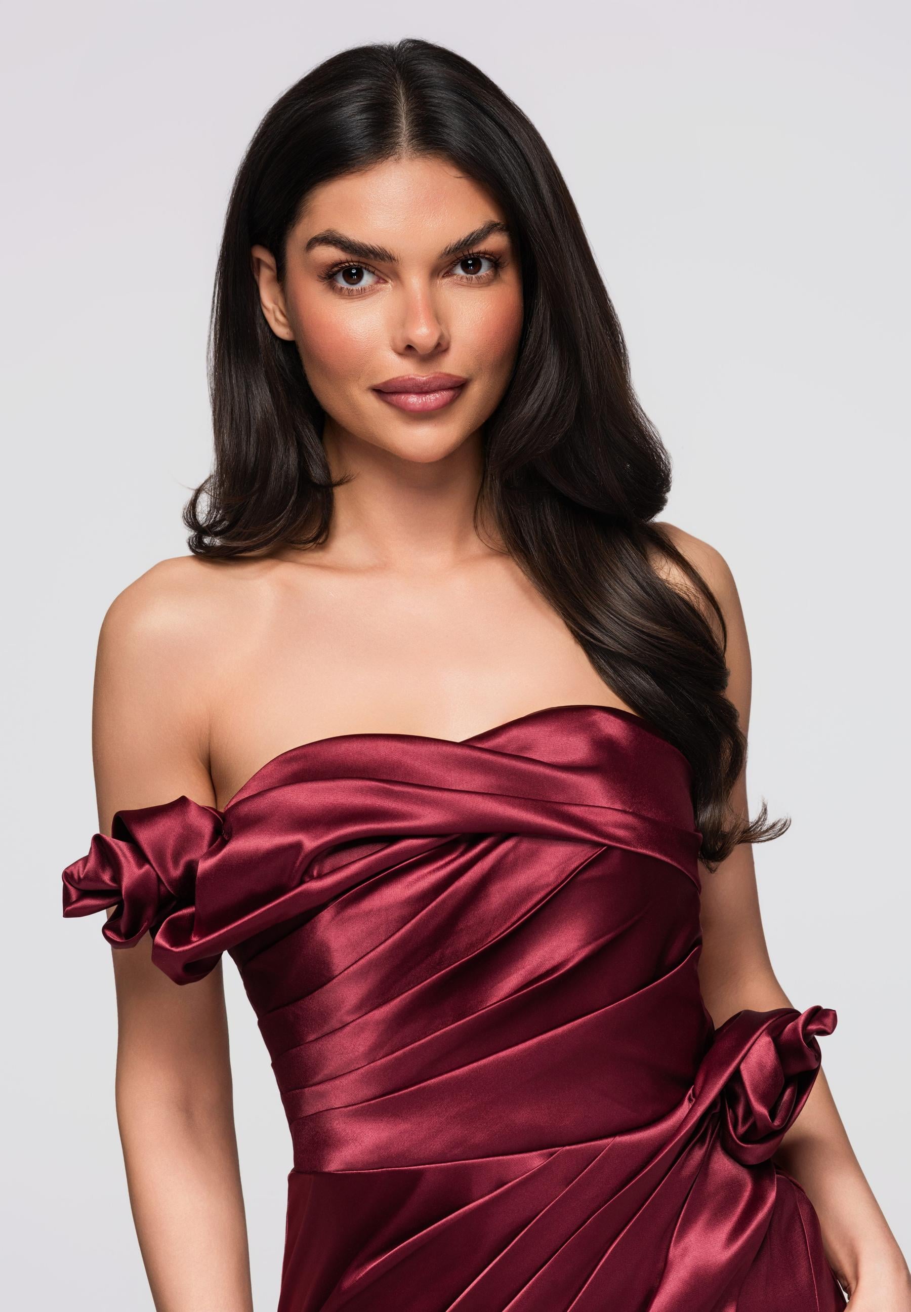 Dunkelrotes Maxi-Abendkleid aus Satin — 2