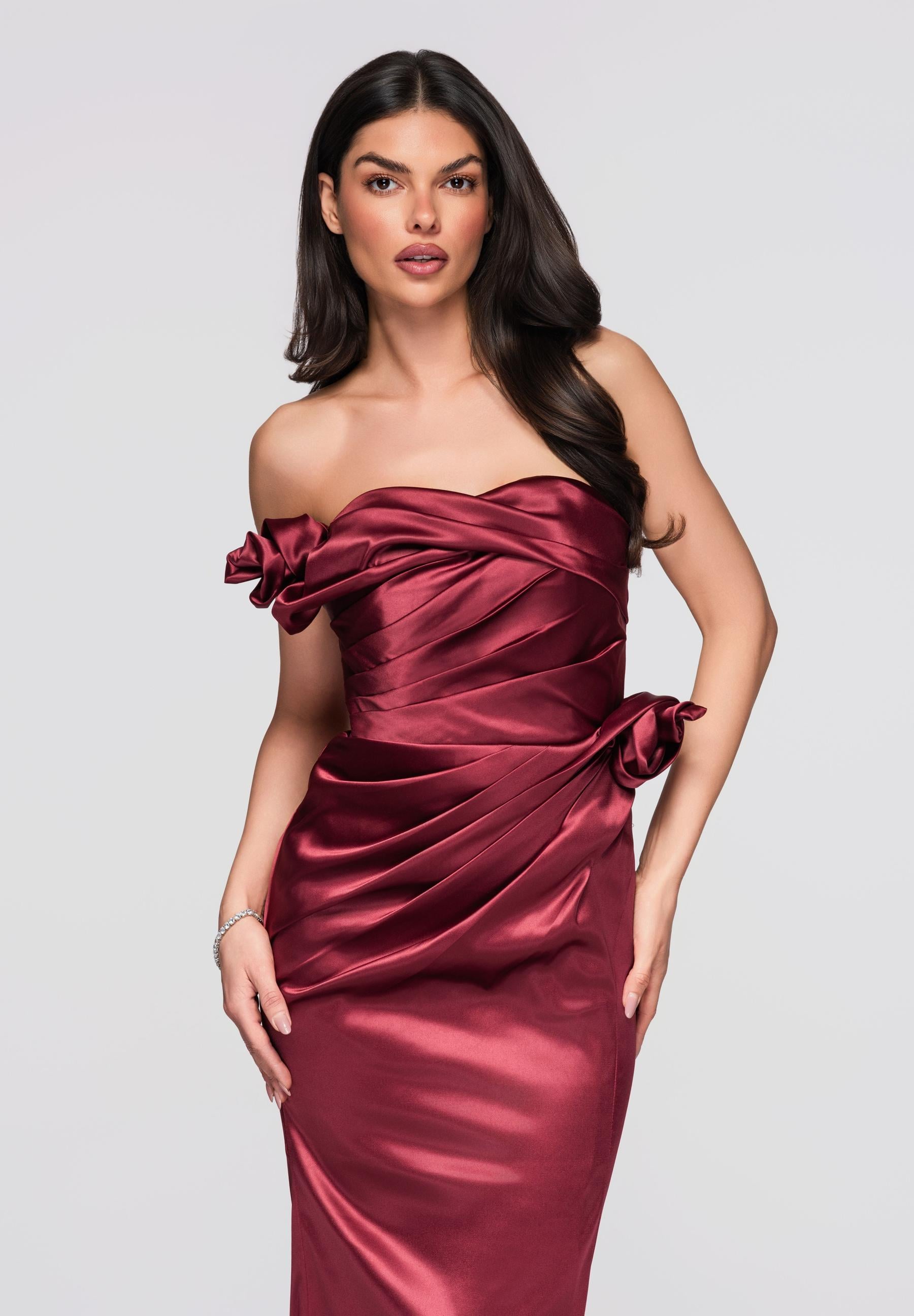 Dunkelrotes Maxi-Abendkleid aus Satin — 4