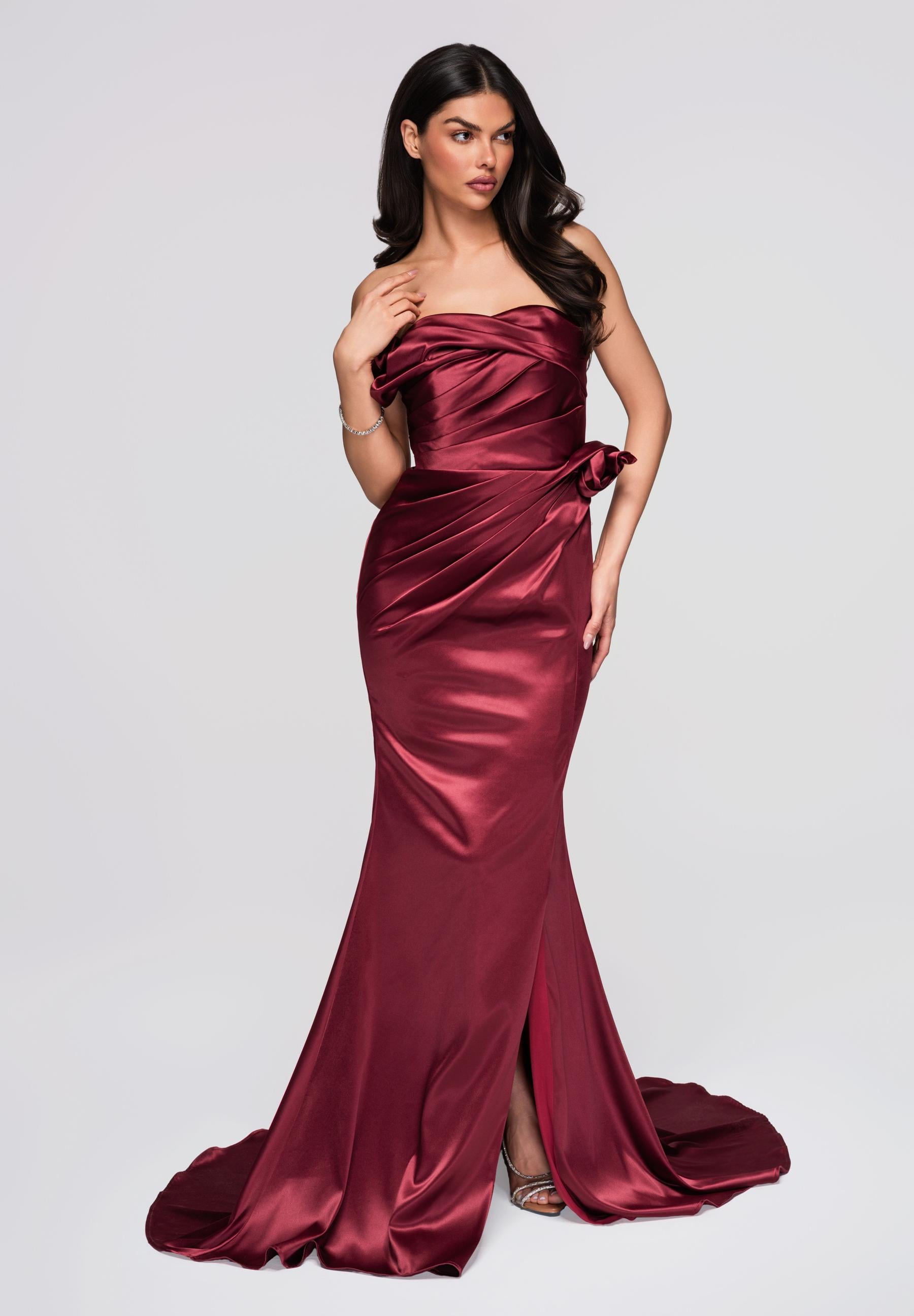 Dunkelrotes Maxi-Abendkleid aus Satin — 3