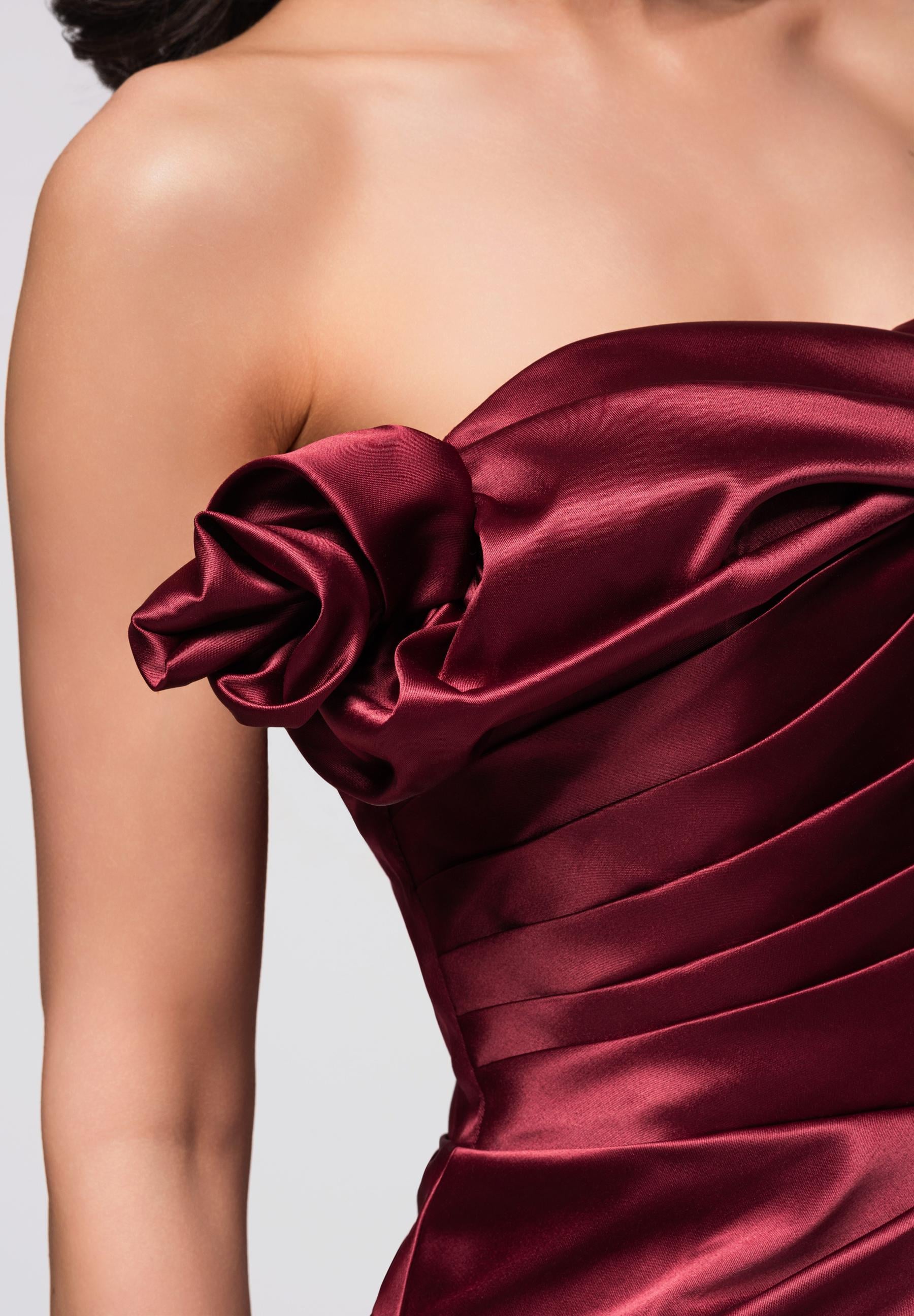 Dunkelrotes Maxi-Abendkleid aus Satin — 5
