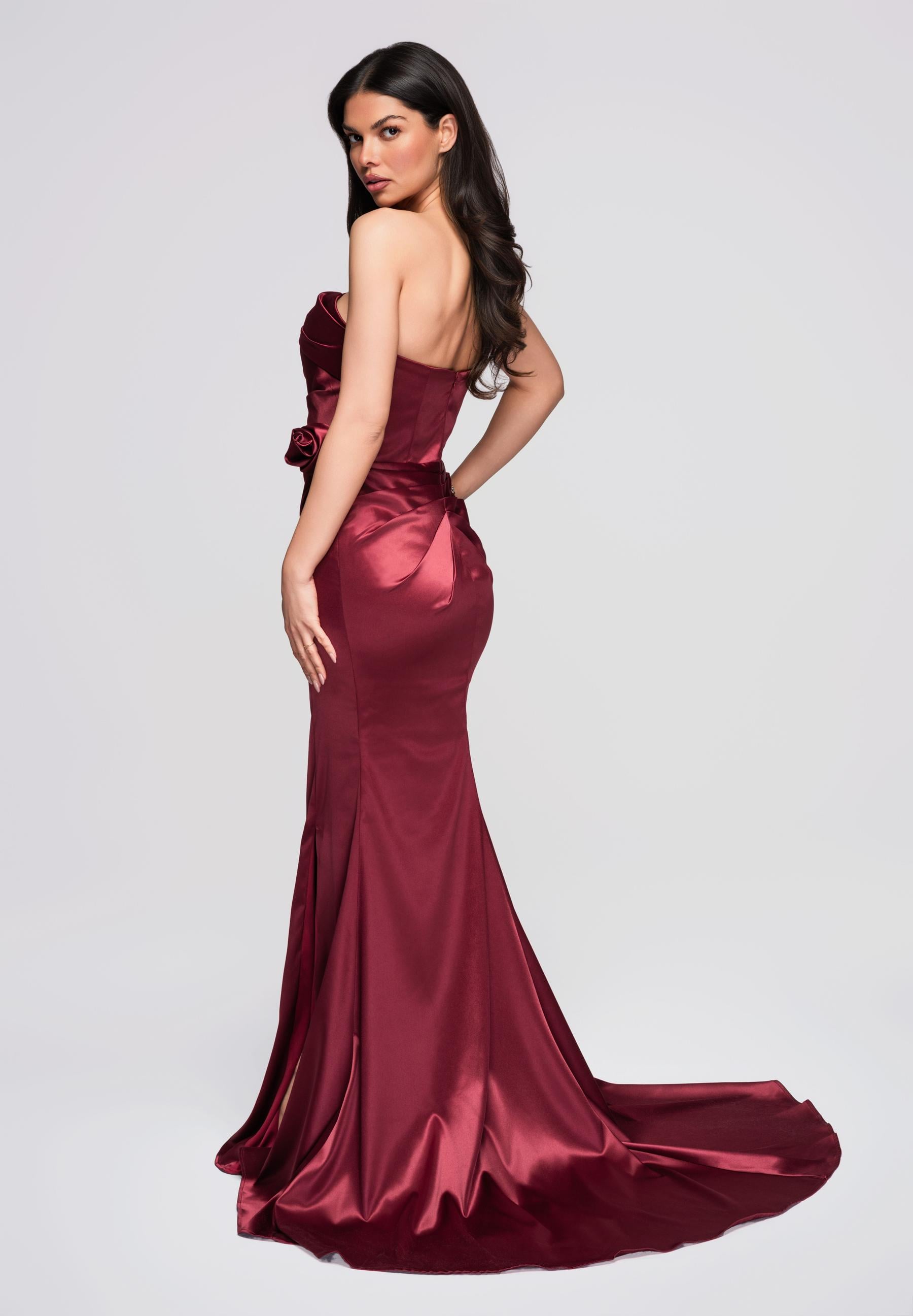 Dunkelrotes Maxi-Abendkleid aus Satin — 7