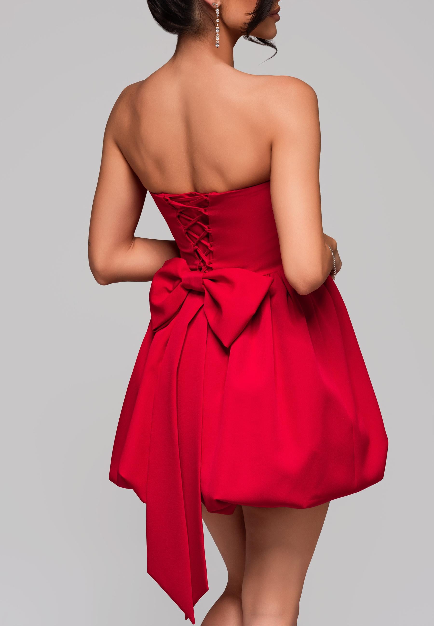 Rotes Mini-Abendkleid mit geradem Ausschnitt — 2