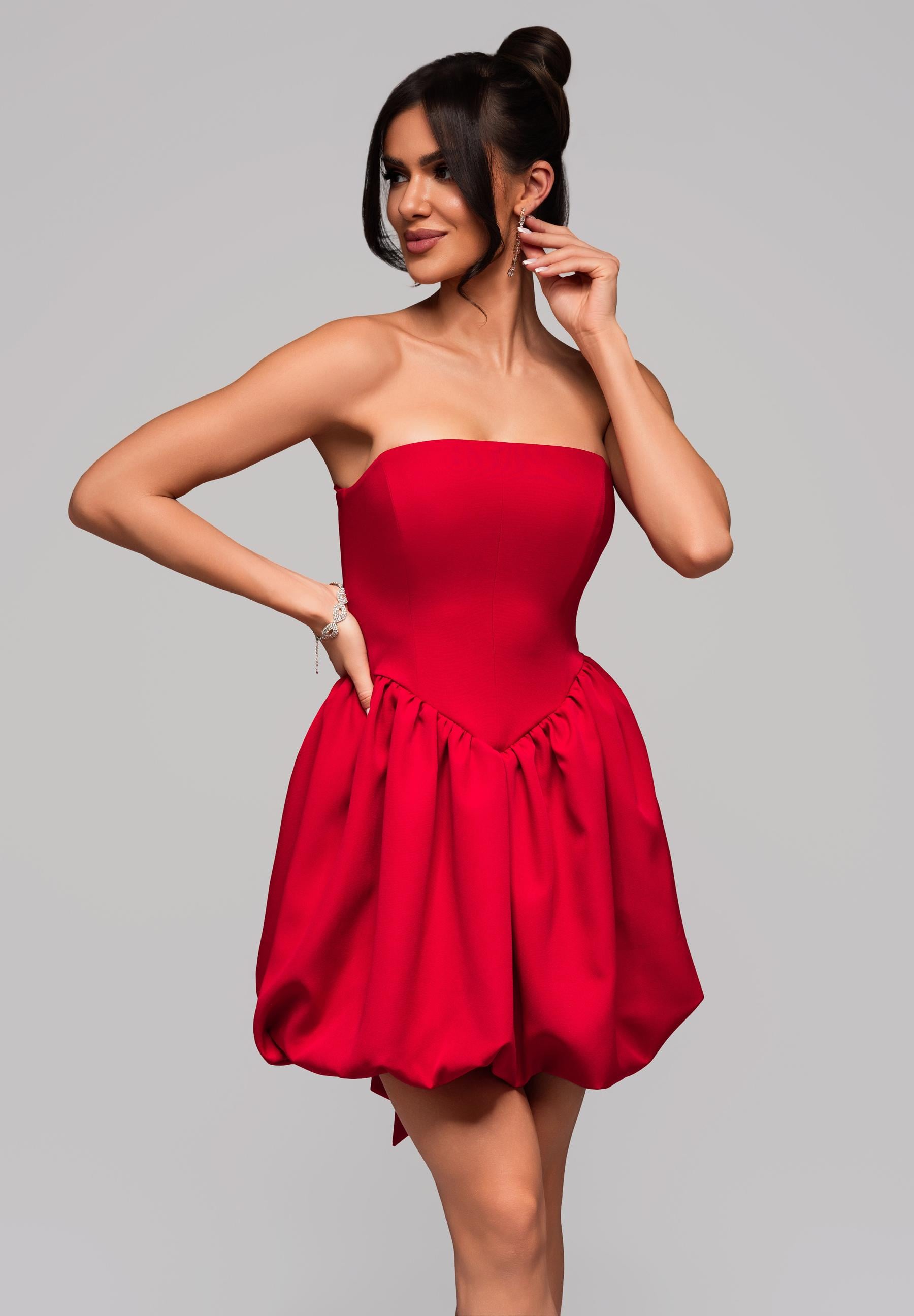 Rotes Mini-Abendkleid mit geradem Ausschnitt — 3