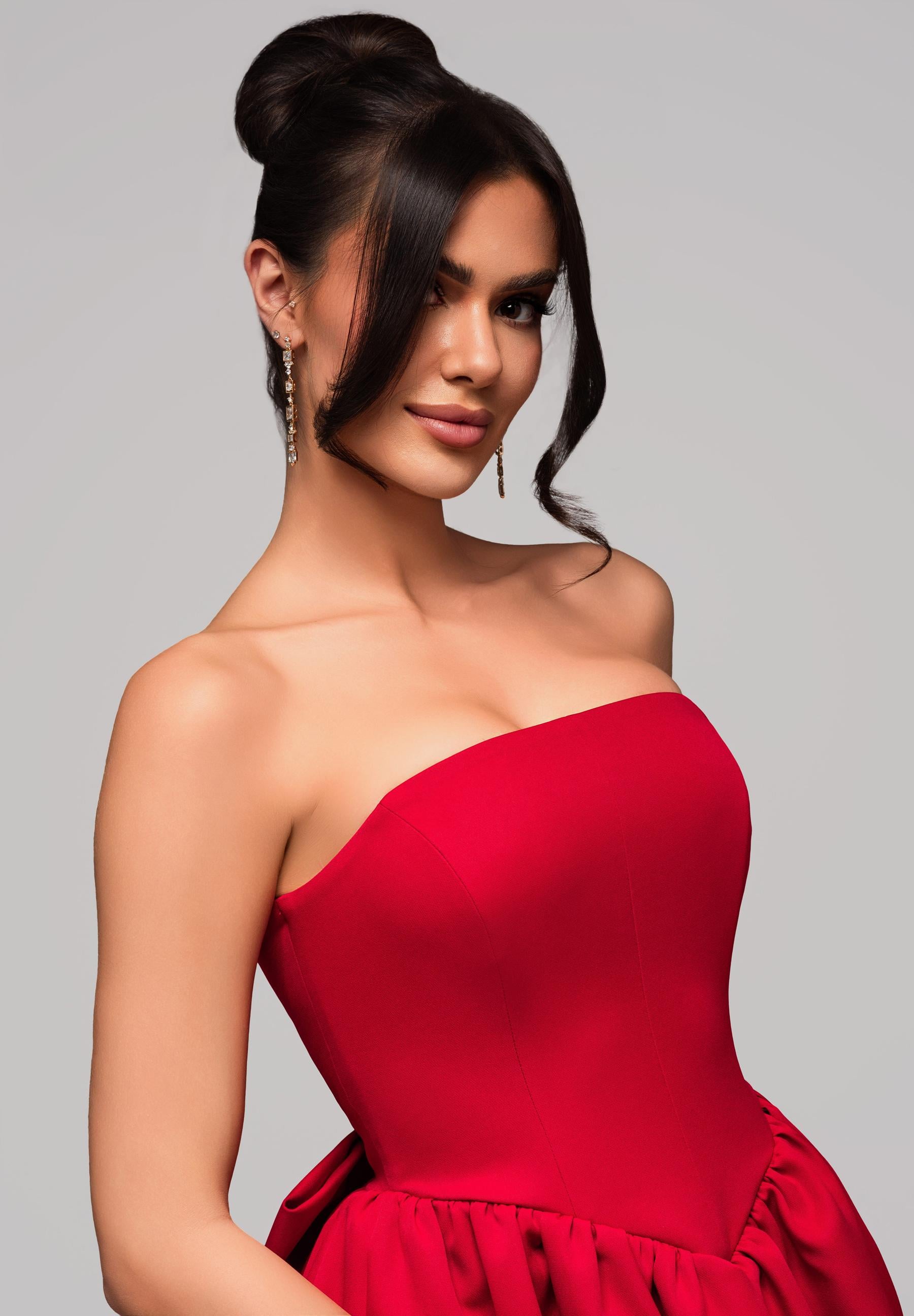 Rotes Mini-Abendkleid mit geradem Ausschnitt — 5