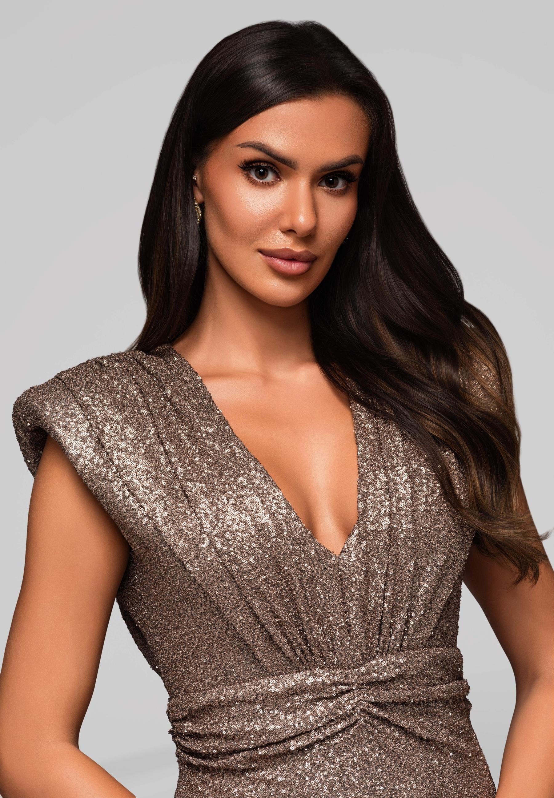 Altgoldenes Midi-Abendkleid mit Pailletten und V-Ausschnitt — 2