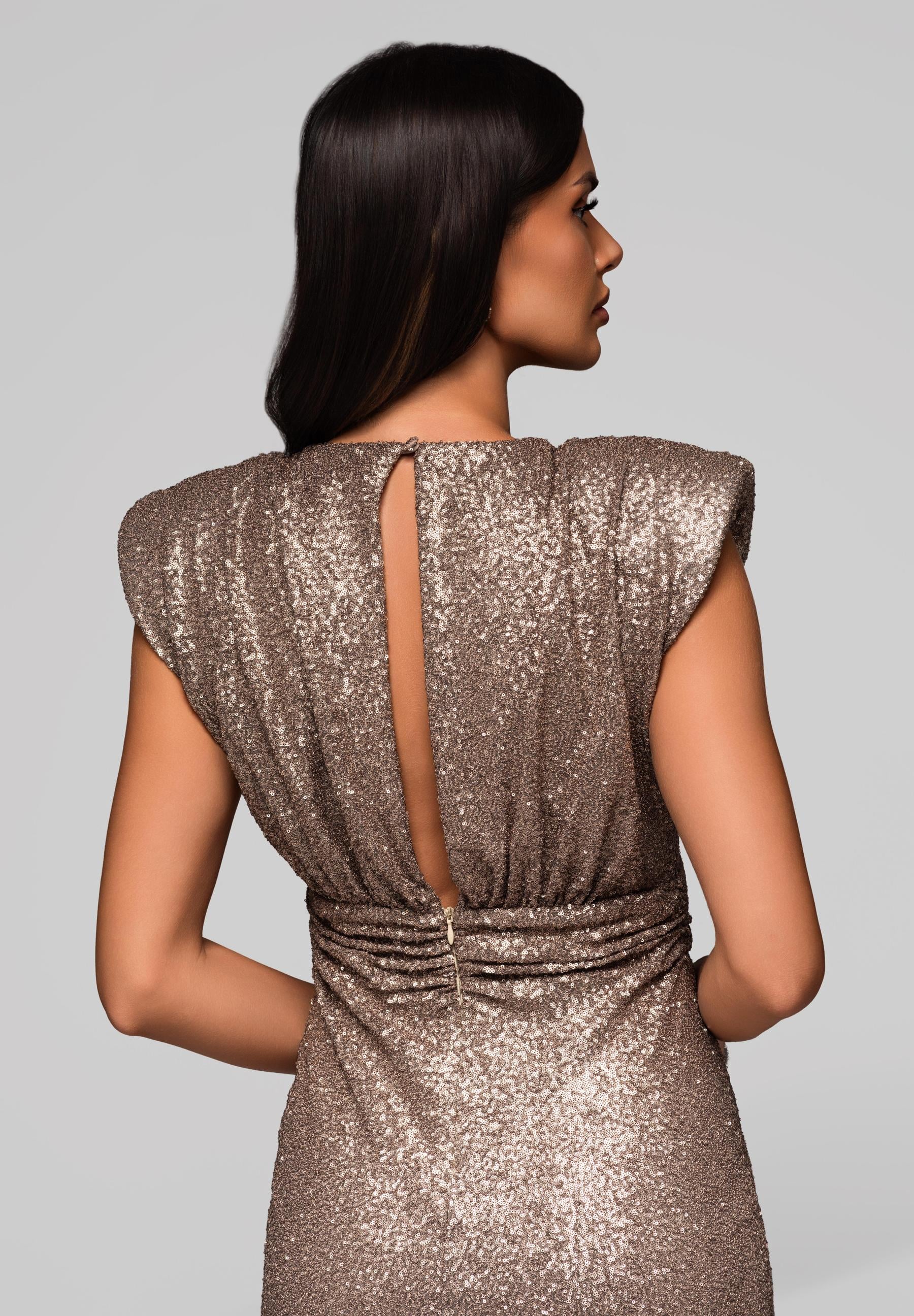 Altgoldenes Midi-Abendkleid mit Pailletten und V-Ausschnitt — 7
