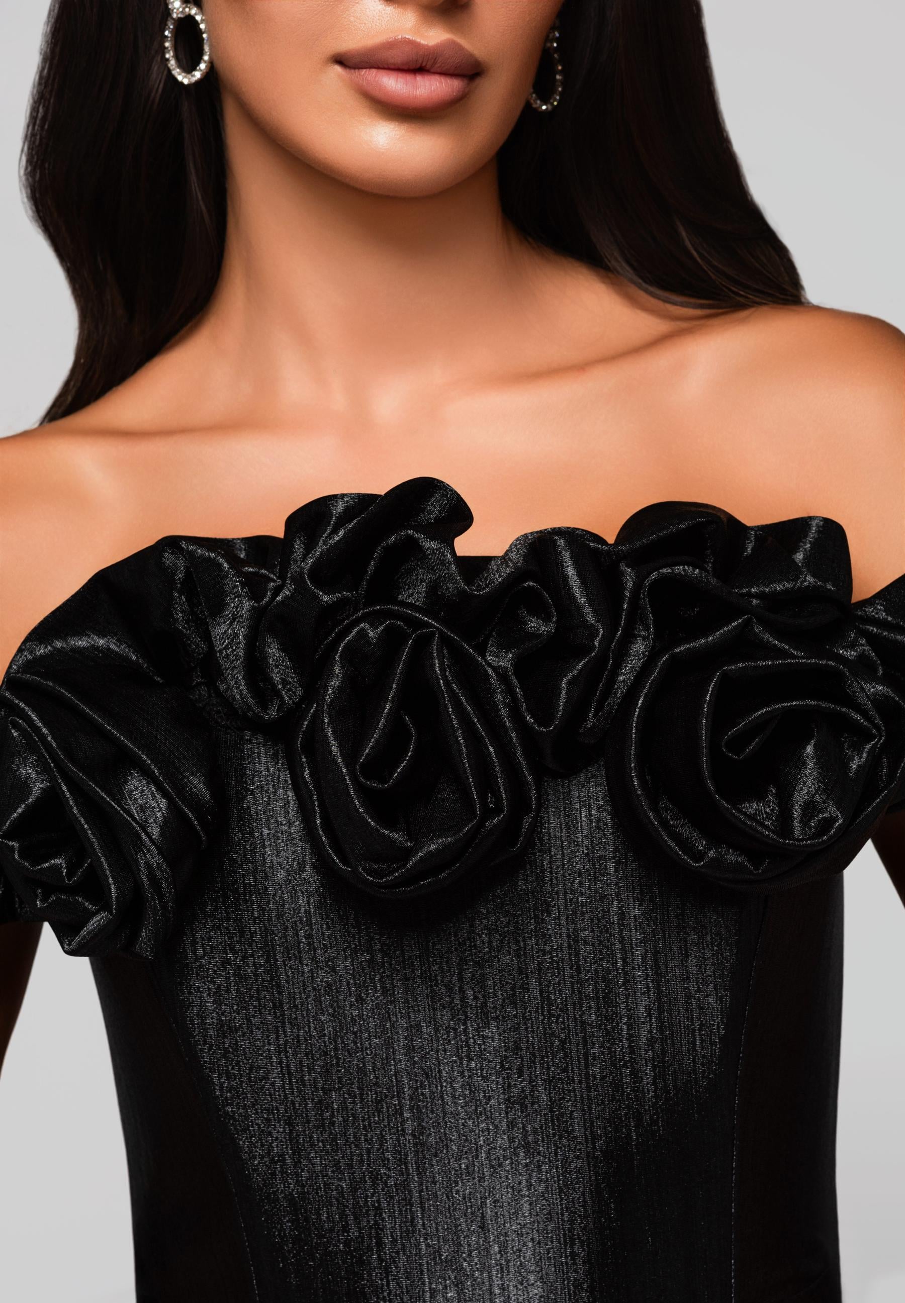 Schwarzes glänzendes Maxi-Abendkleid mit Trägern — 3