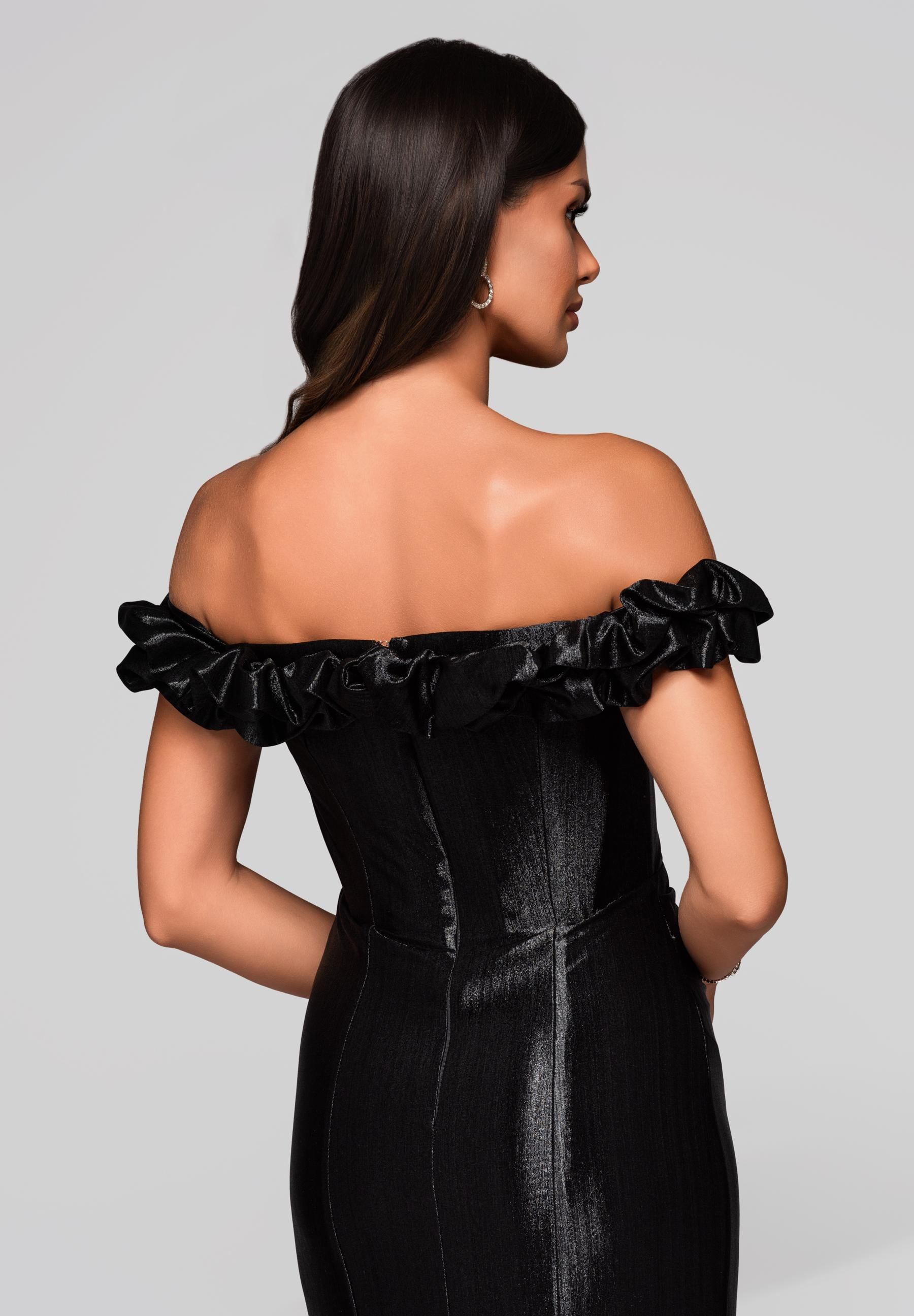 Schwarzes glänzendes Maxi-Abendkleid mit Trägern — 6