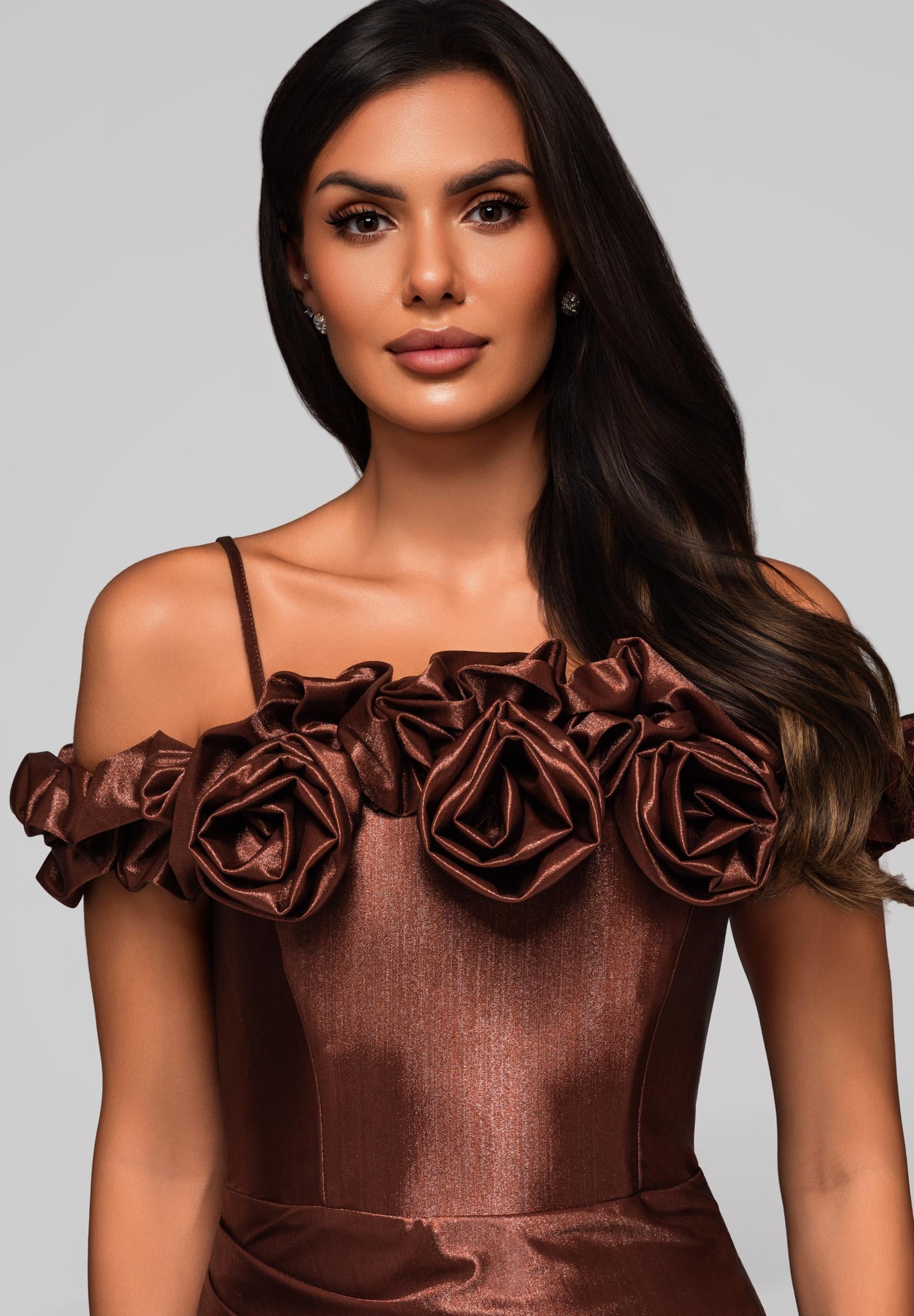 Braunes glänzendes Maxi-Abendkleid mit Trägern — 2