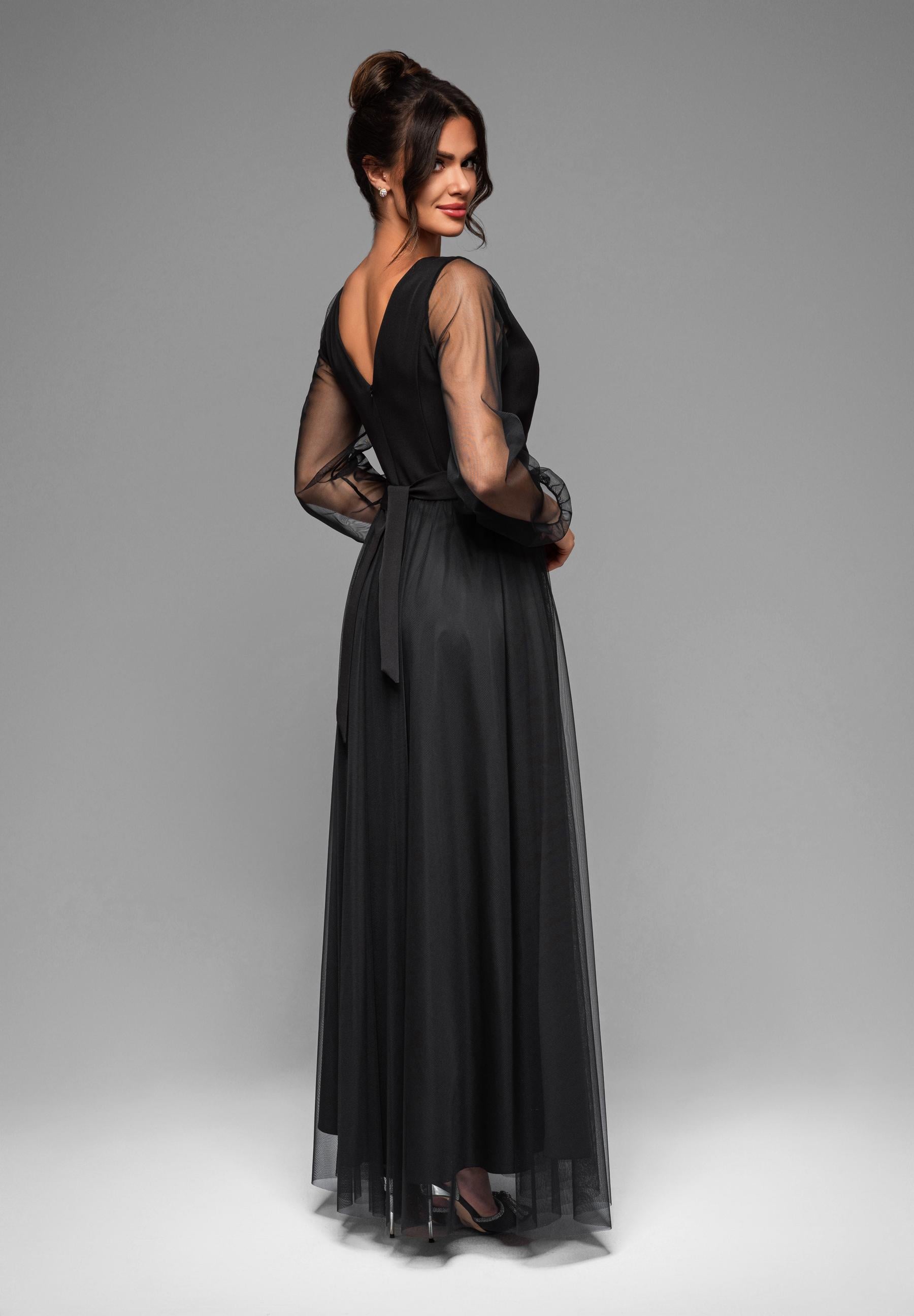 Schwarzes Maxi-Abendkleid aus Tüll — 7