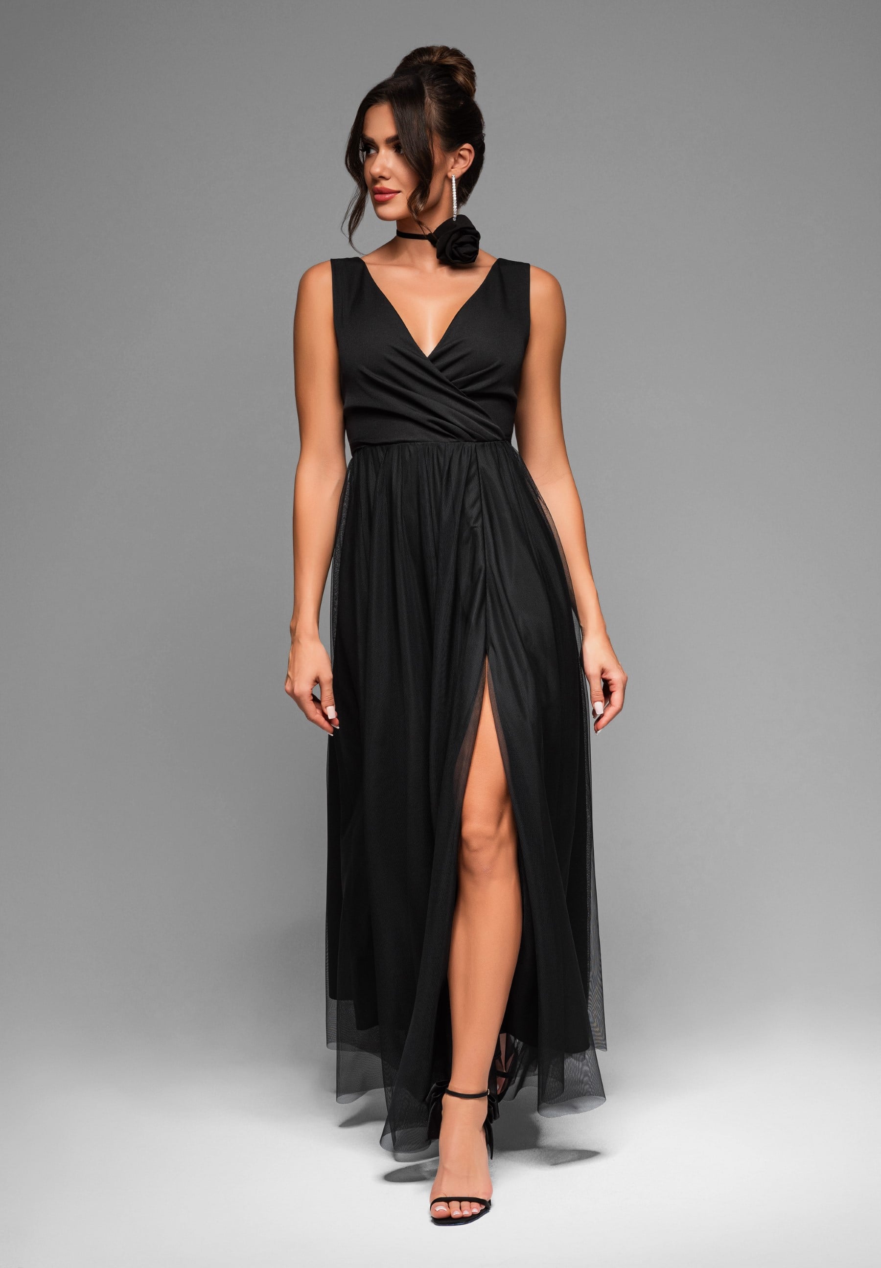 Schwarzes Maxi-Abendkleid aus Tüll mit V-Ausschnitt — 3