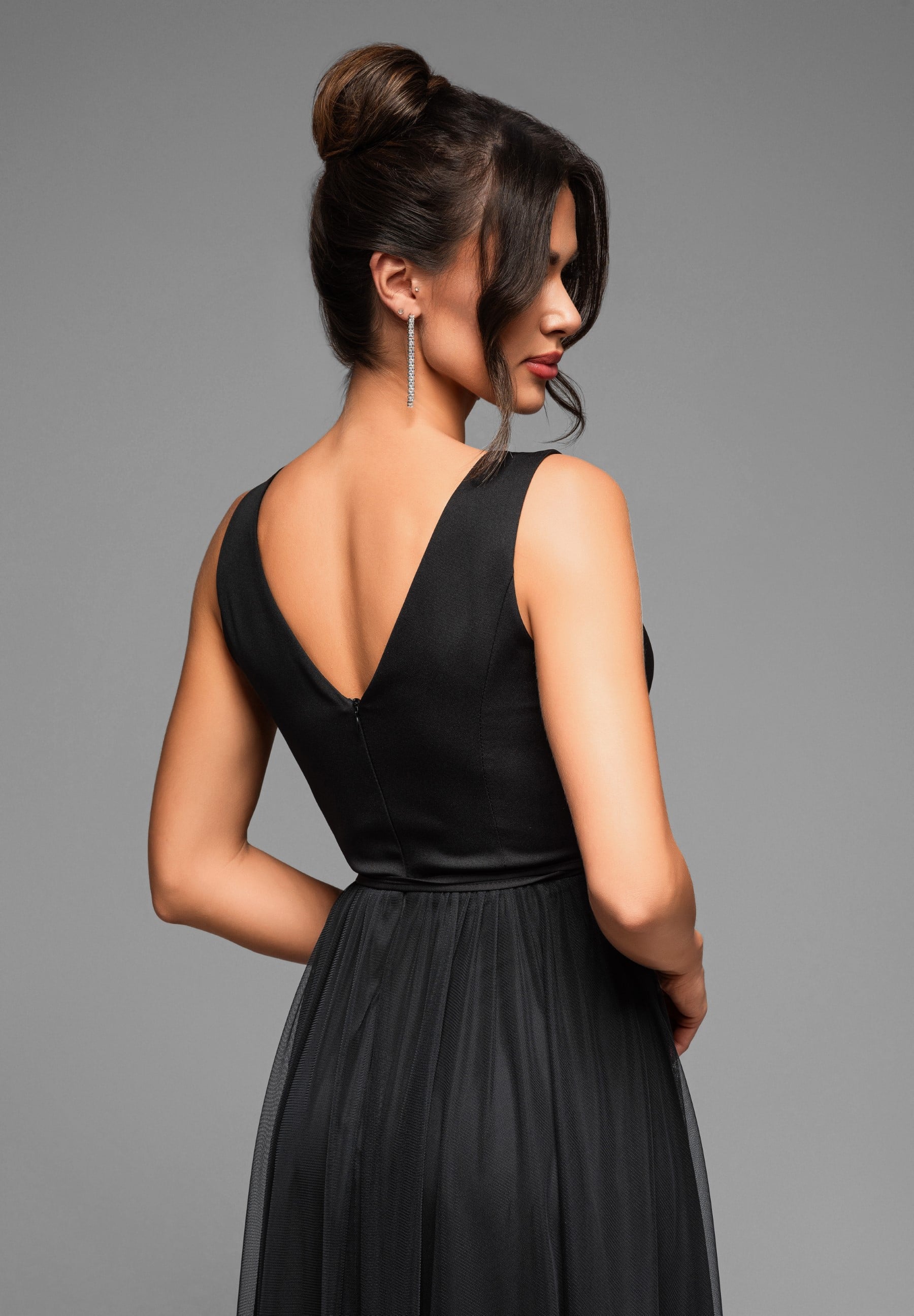 Schwarzes Maxi-Abendkleid aus Tüll mit V-Ausschnitt — 5