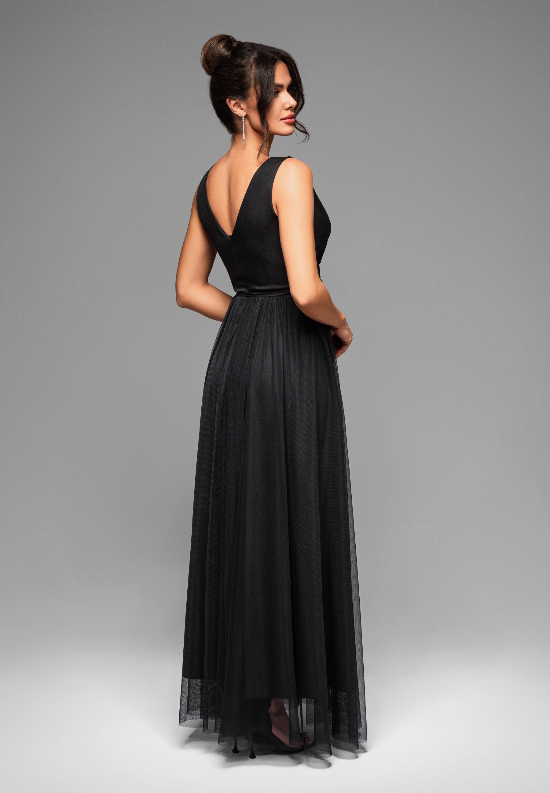 Schwarzes Maxi-Abendkleid aus Tüll mit V-Ausschnitt — 4