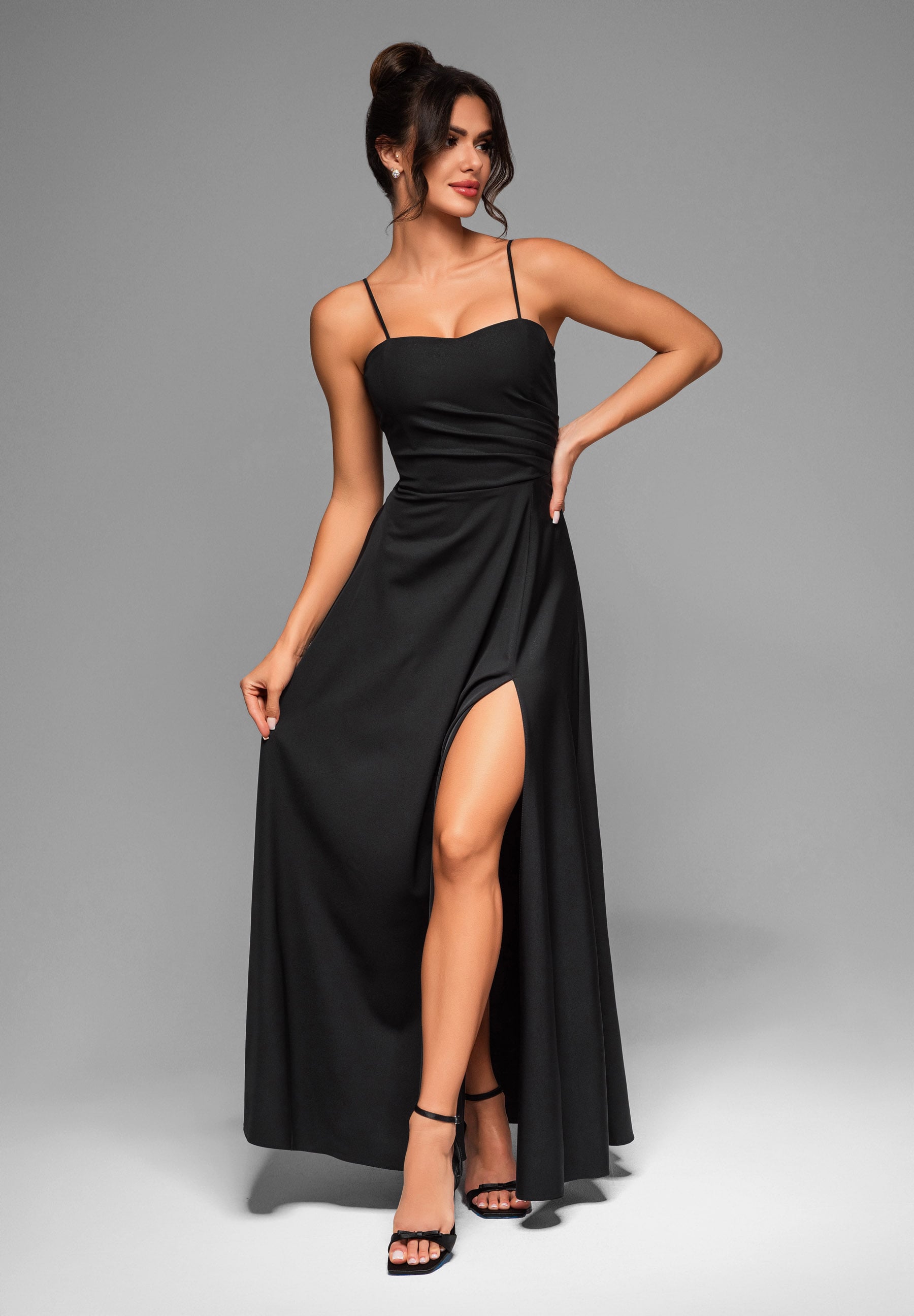 Schwarzes Maxi-Abendkleid aus Satin mit geradem Ausschnitt — 7