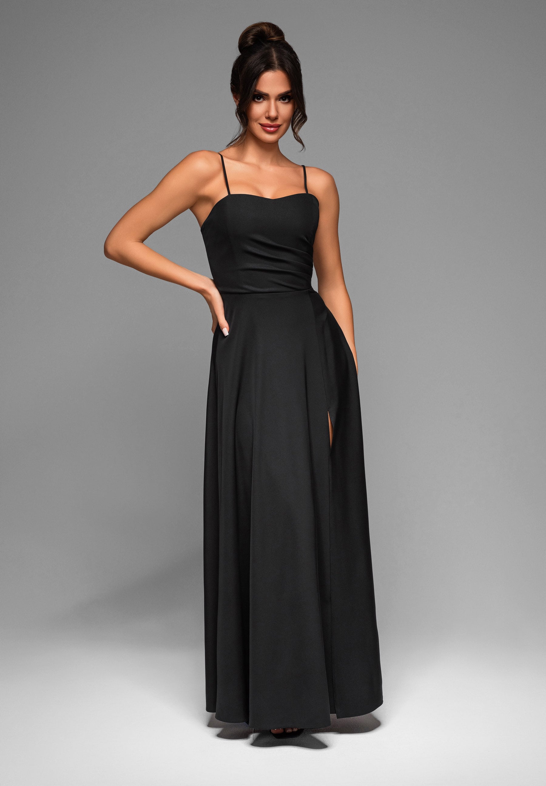 Schwarzes Maxi-Abendkleid aus Satin mit geradem Ausschnitt — 3