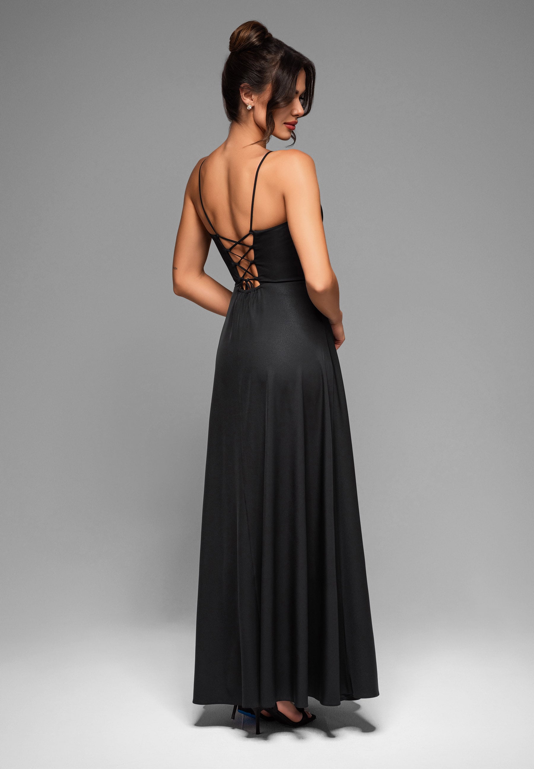 Schwarzes Maxi-Abendkleid aus Satin mit geradem Ausschnitt — 4