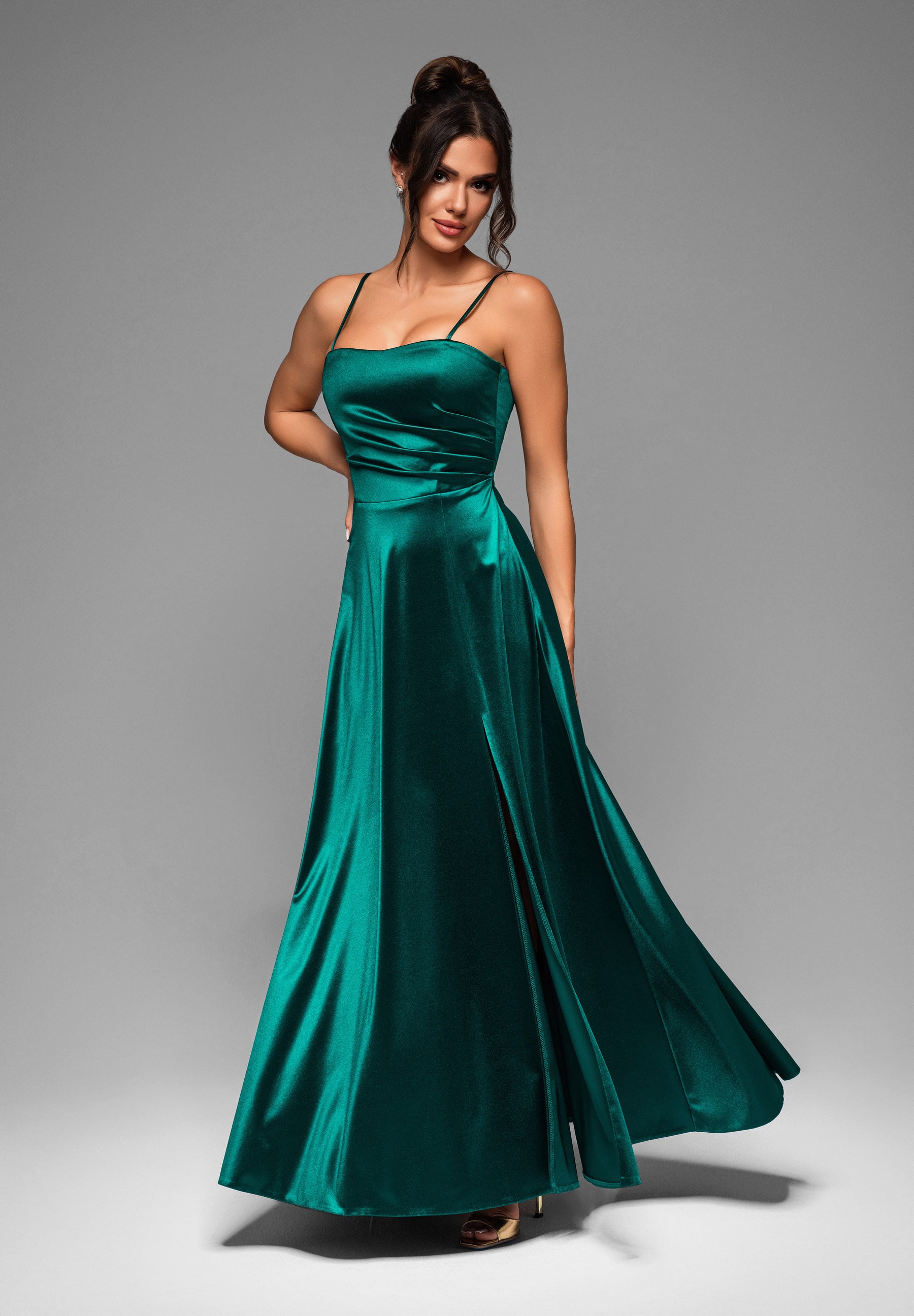 Flaschengrünes Maxi-Abendkleid aus Satin — 2