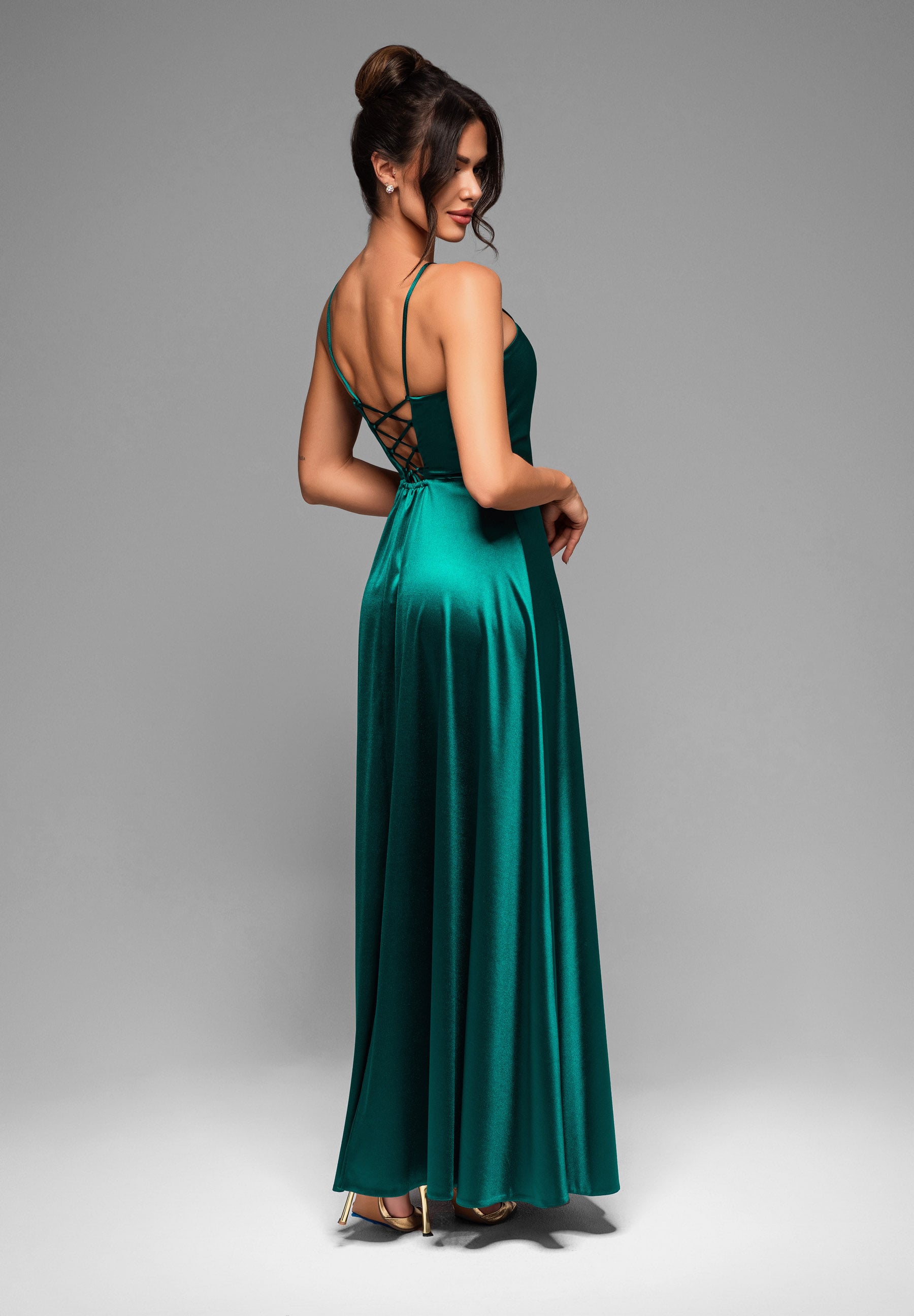 Flaschengrünes Maxi-Abendkleid aus Satin — 4