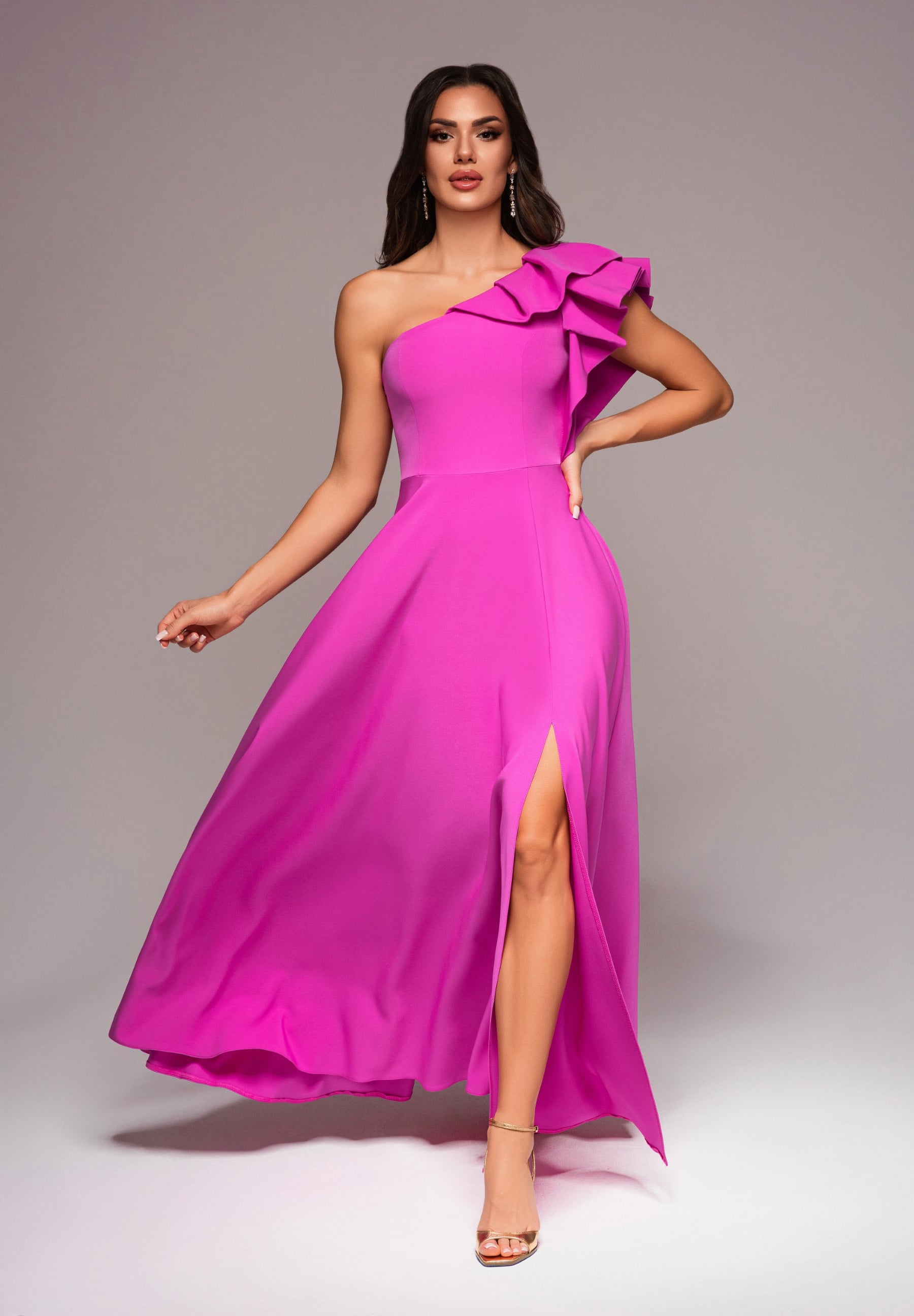 Fuchsiafarbenes Maxi-Abendkleid mit asymmetrischem Ausschnitt — 3