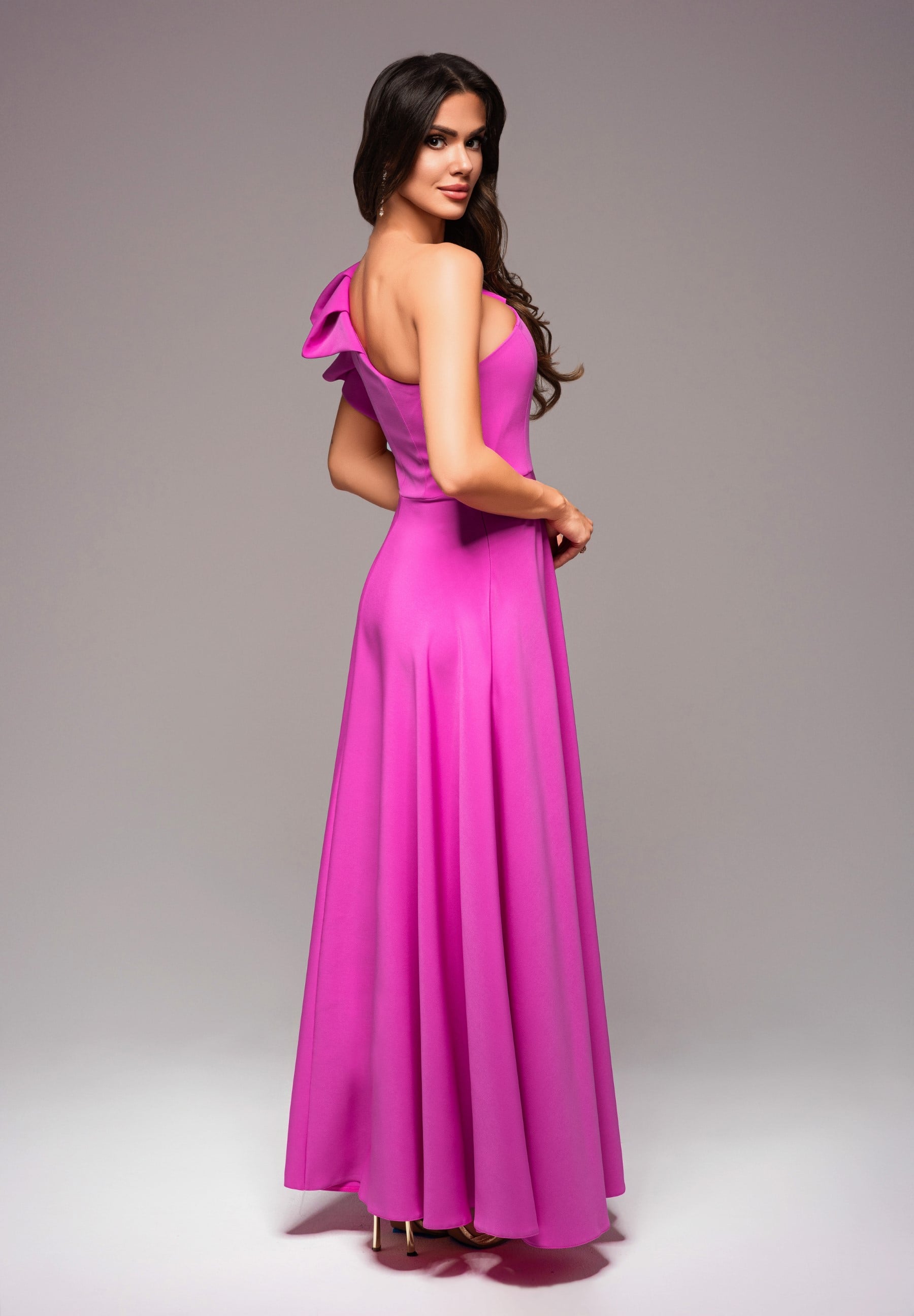 Fuchsiafarbenes Maxi-Abendkleid mit asymmetrischem Ausschnitt — 4