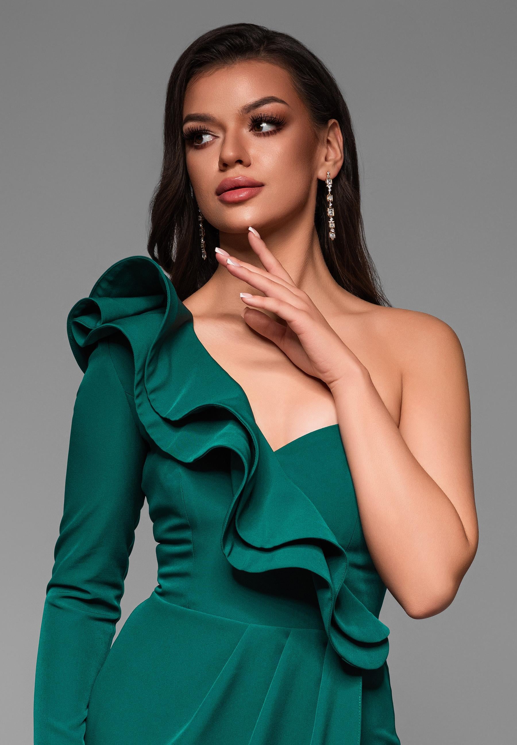 Flaschengrünes Maxi-Abendkleid mit asymmetrischem Ausschnitt — 5
