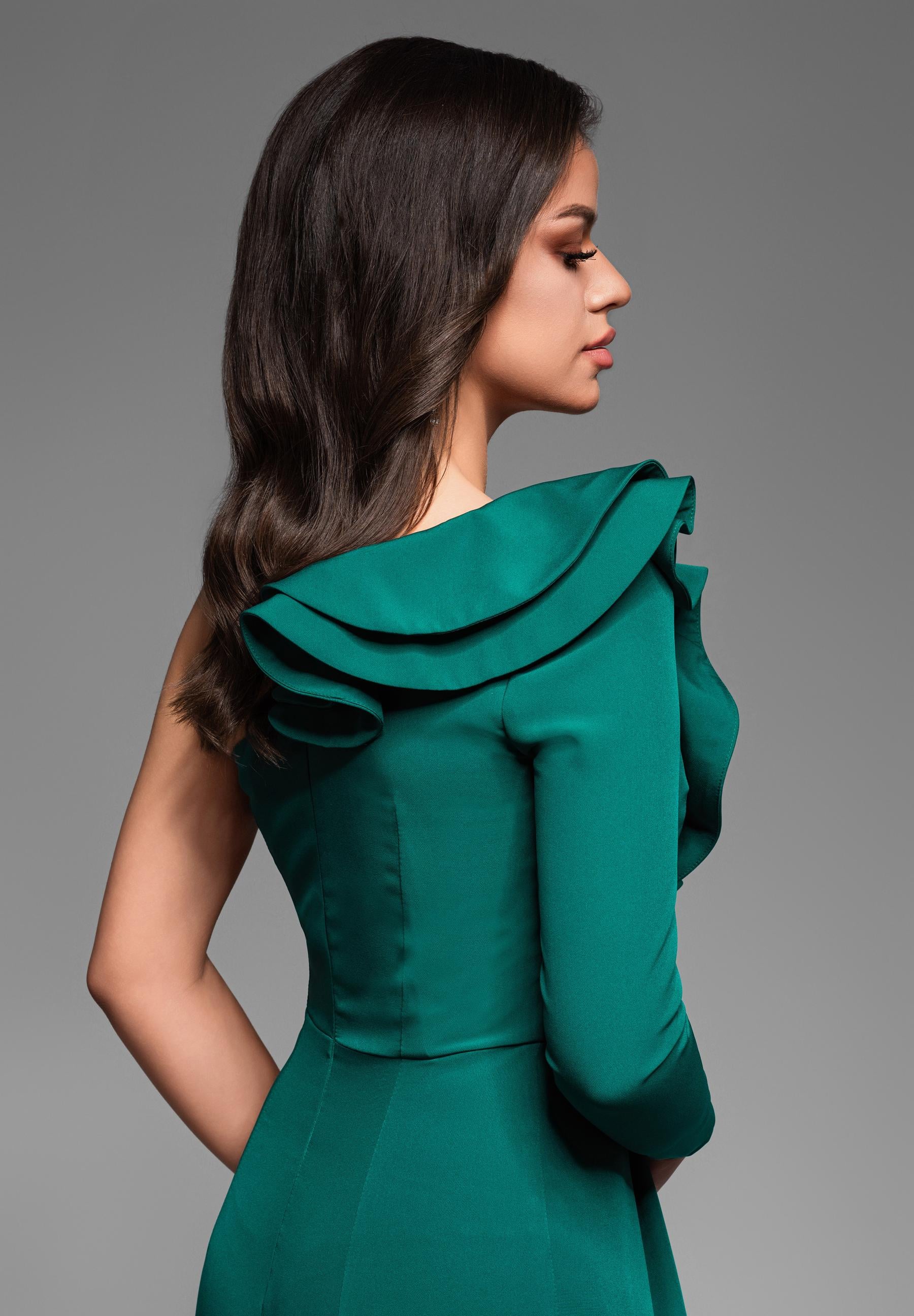 Flaschengrünes Maxi-Abendkleid mit asymmetrischem Ausschnitt — 8