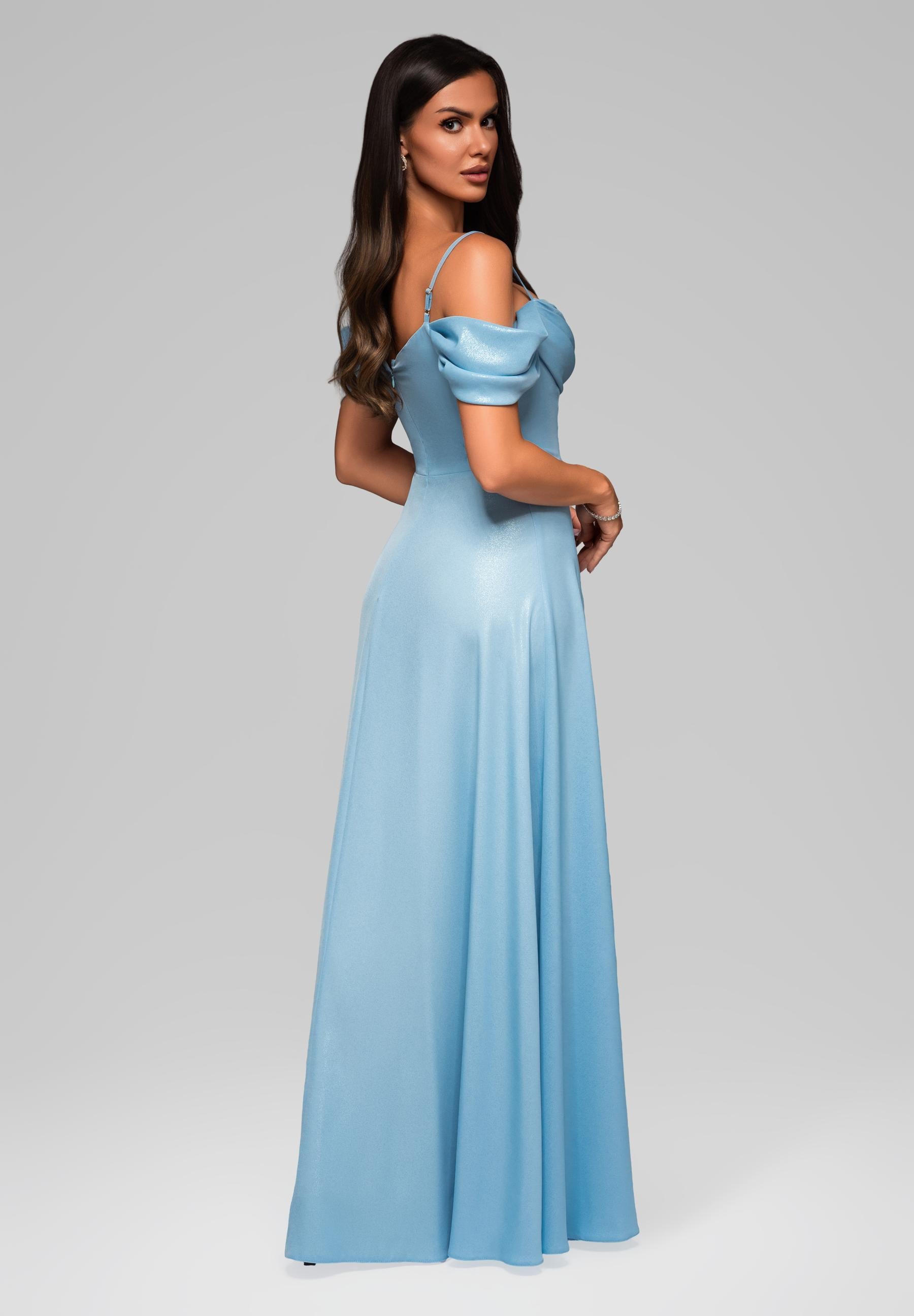 Hellblaues glänzendes Maxi-Abendkleid — 7