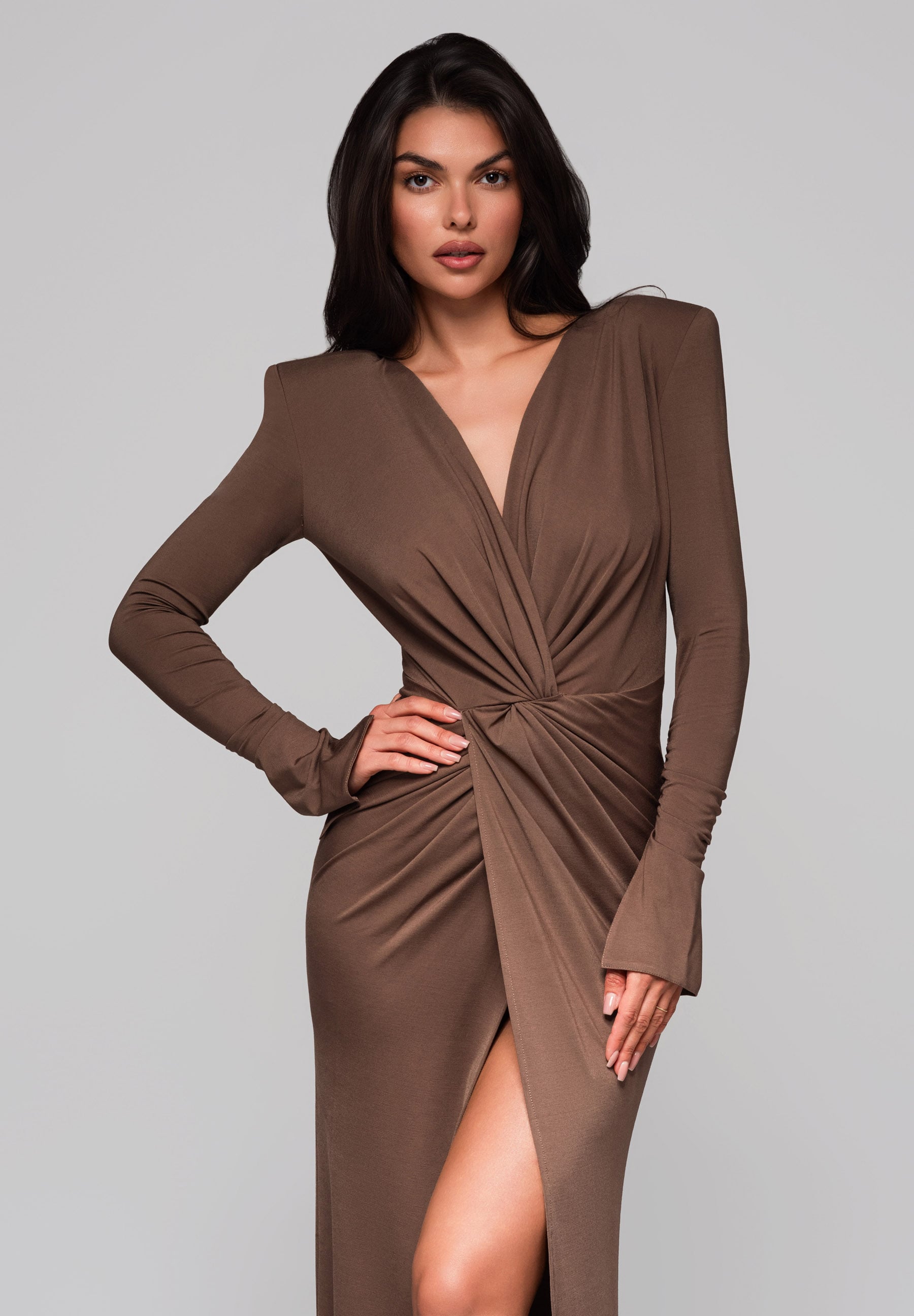 Hellbraunes Maxi-Abendkleid mit Wickelausschnitt — 4