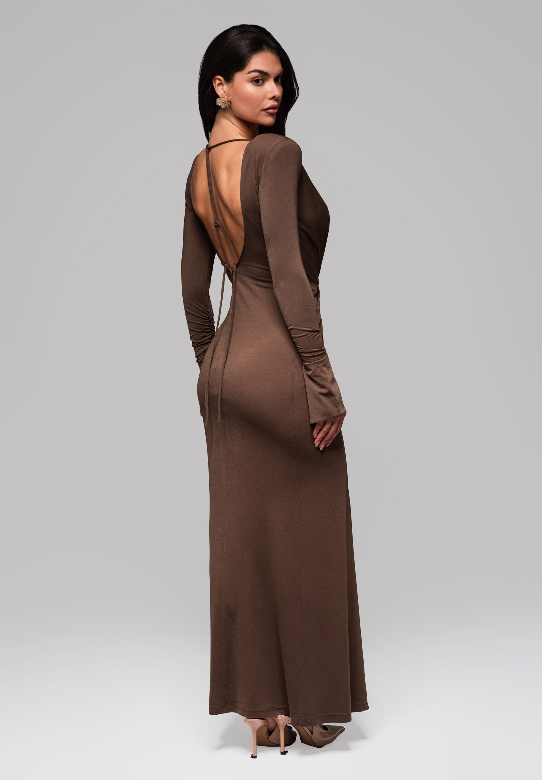 Hellbraunes Maxi-Abendkleid mit Wickelausschnitt — 2
