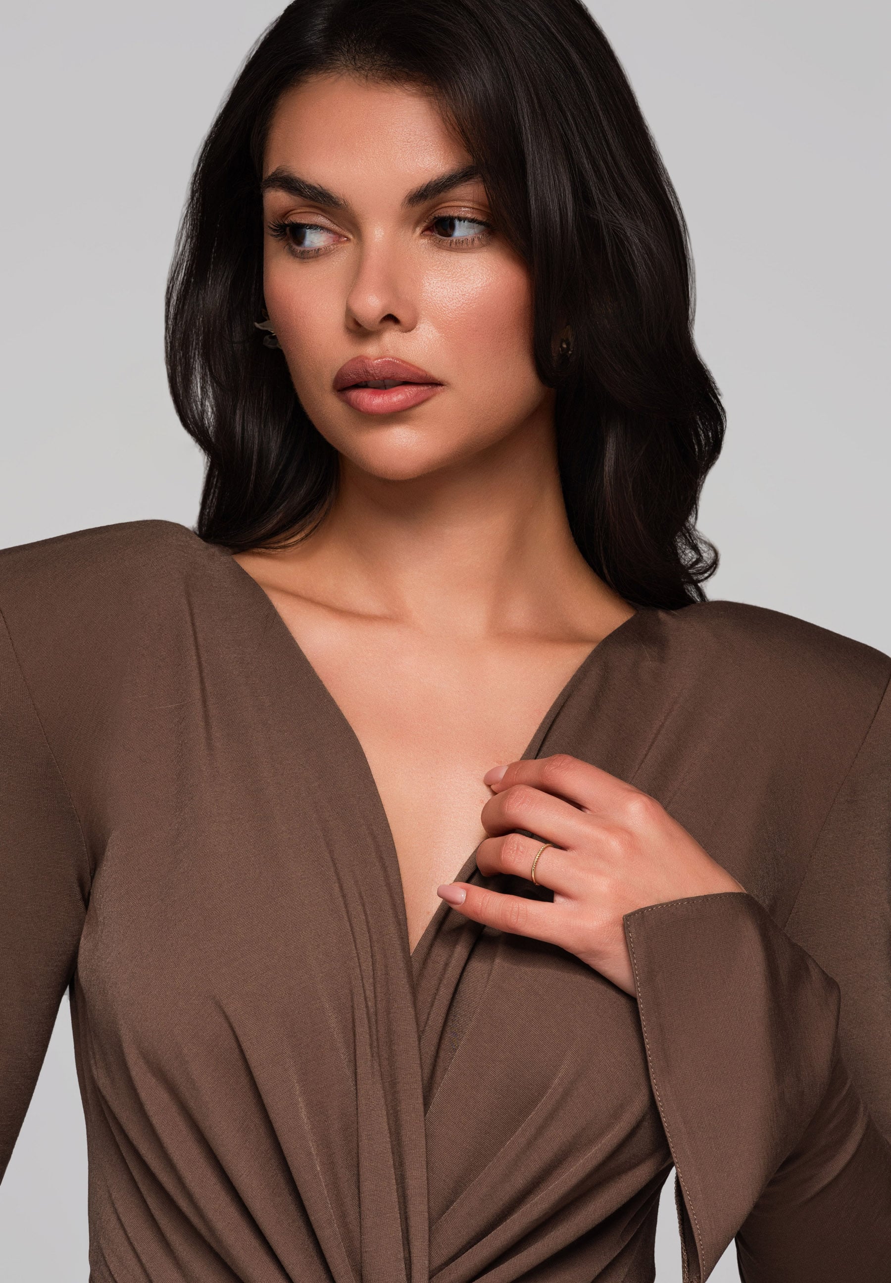 Hellbraunes Maxi-Abendkleid mit Wickelausschnitt — 6