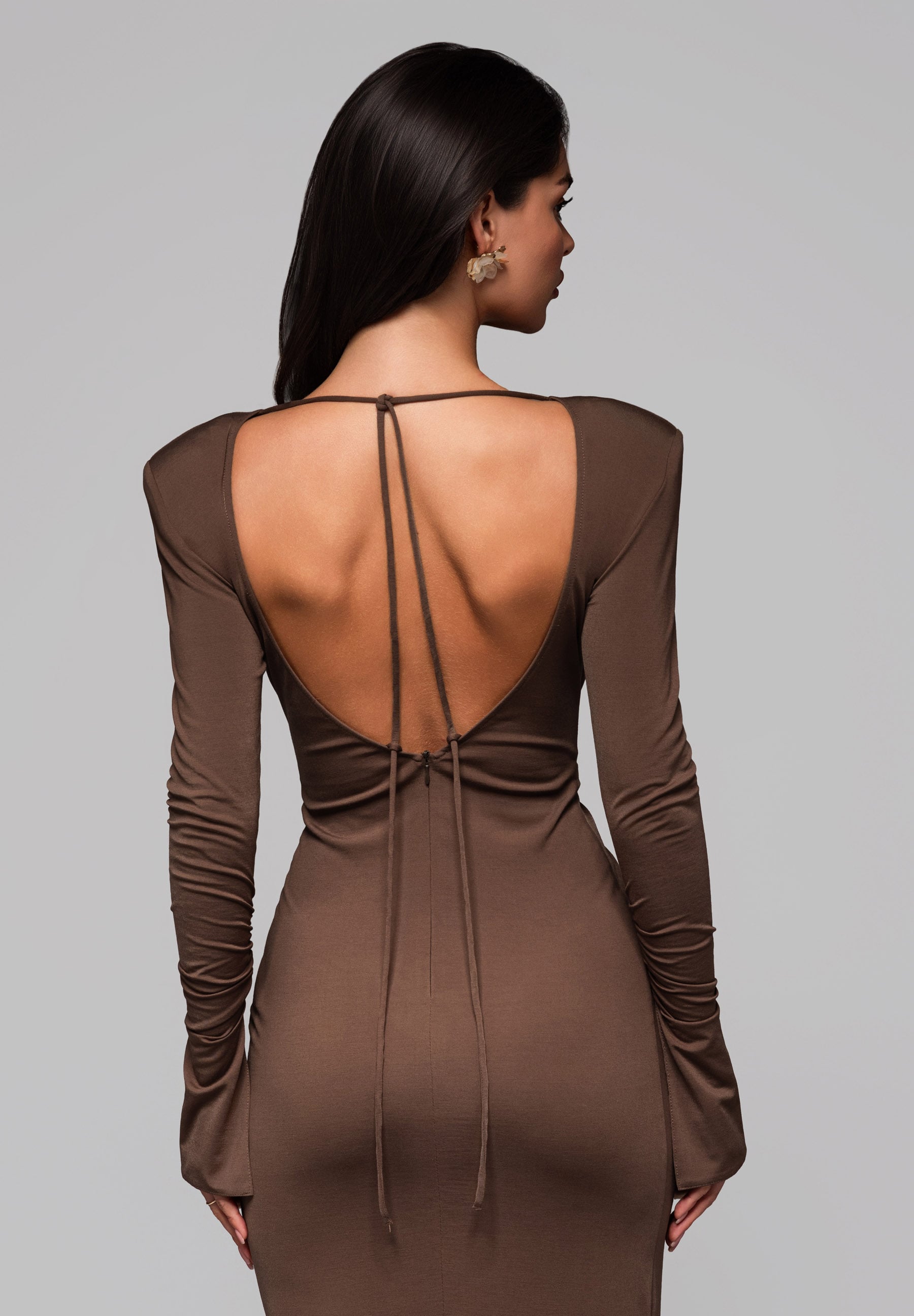 Hellbraunes Maxi-Abendkleid mit Wickelausschnitt — 8