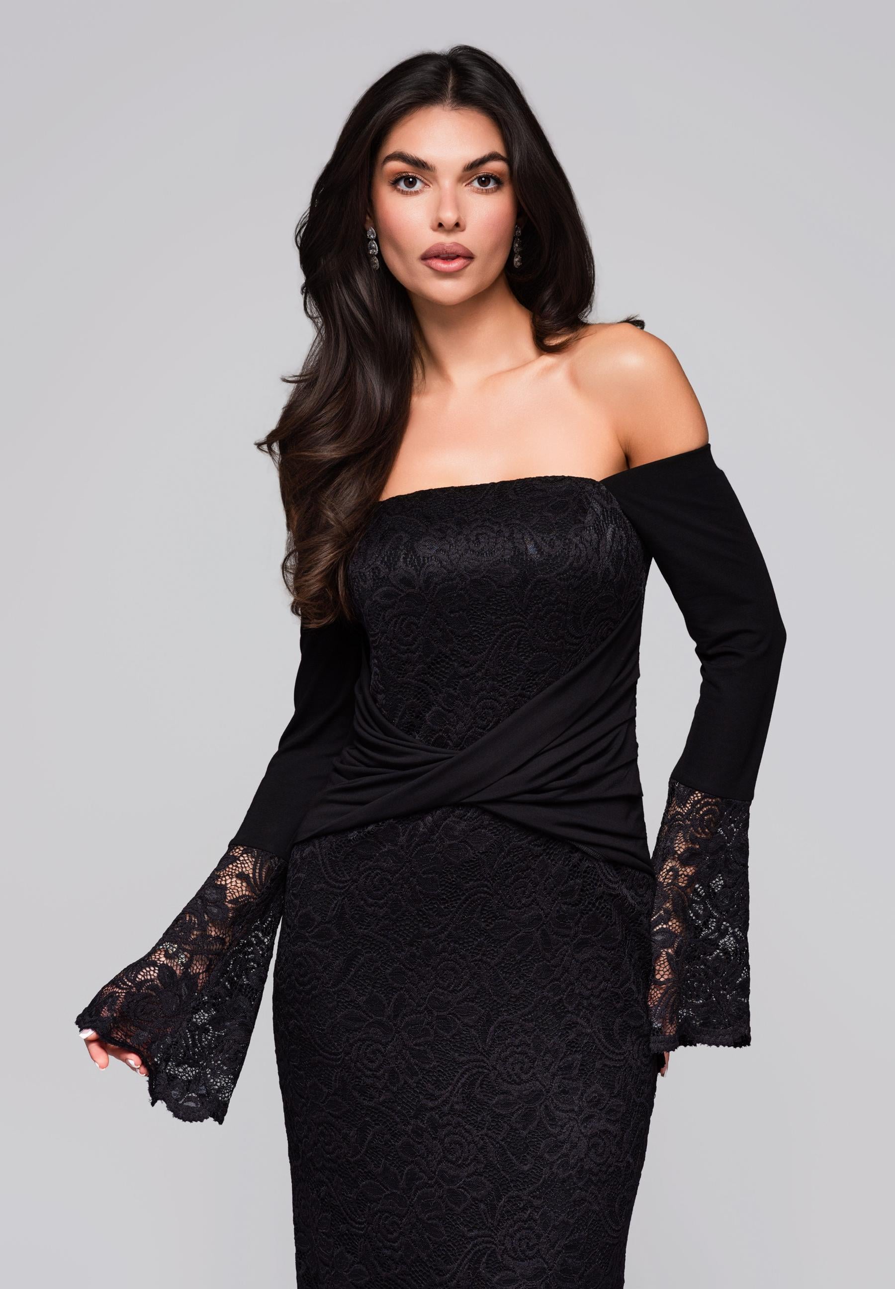 Schwarzes Maxi-Abendkleid aus Spitze mit geradem Ausschnitt — 2
