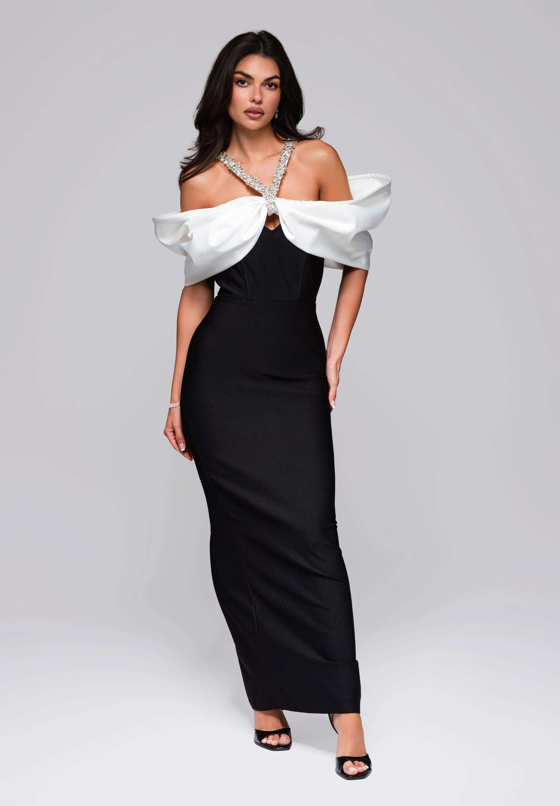 Schwarzes Maxi-Abendkleid mit tiefem Ausschnitt — 5