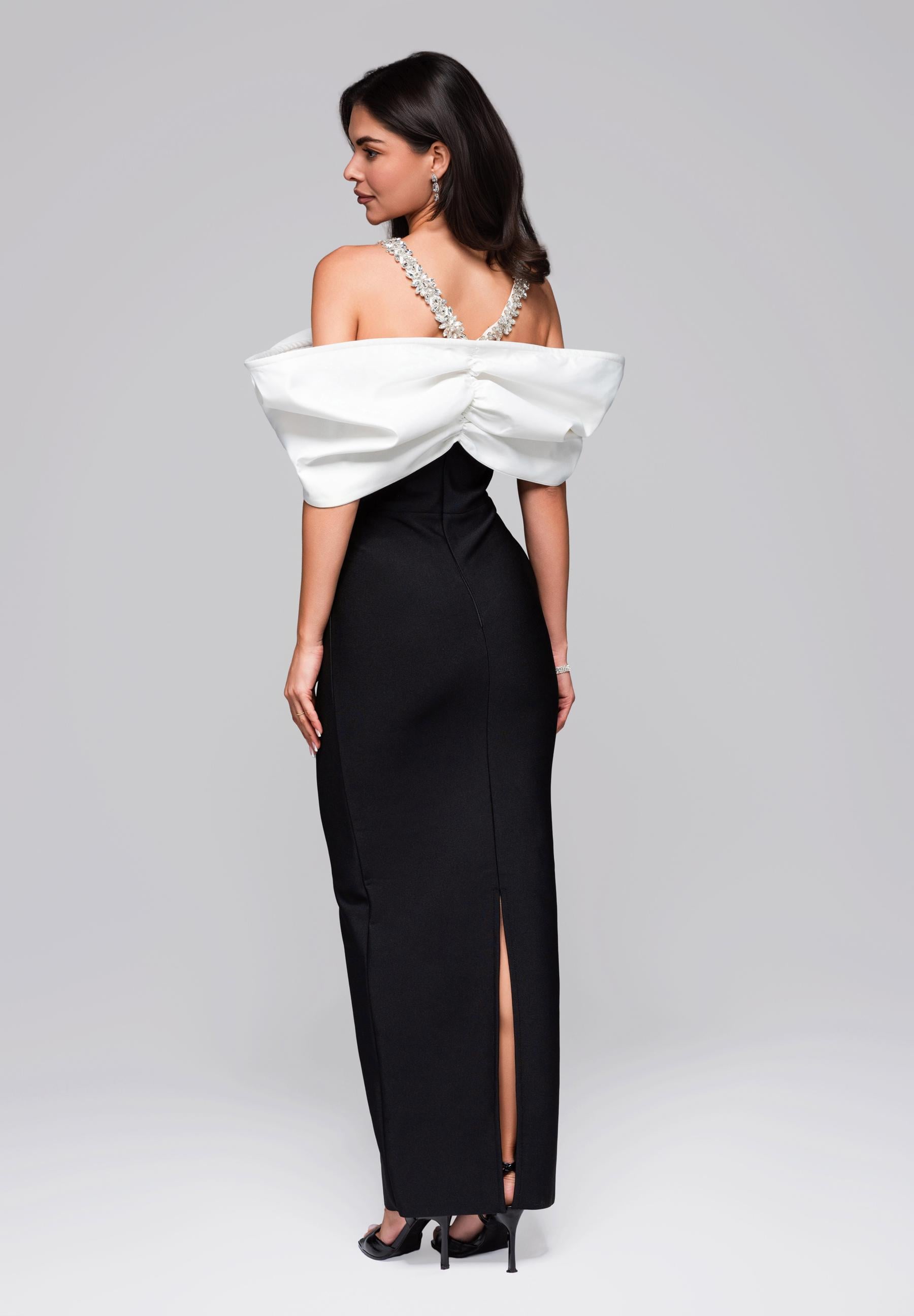 Schwarzes Maxi-Abendkleid mit tiefem Ausschnitt — 8