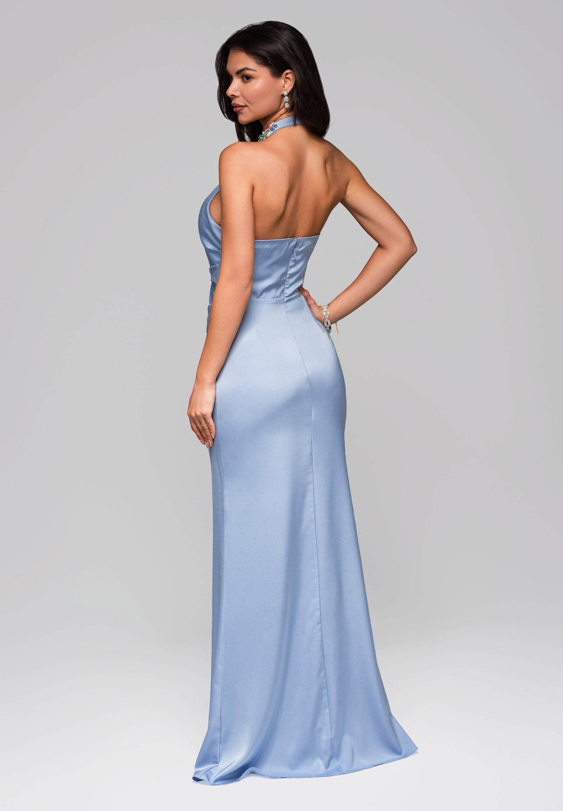 Hellblaues Maxi-Abendkleid aus Satin — 8