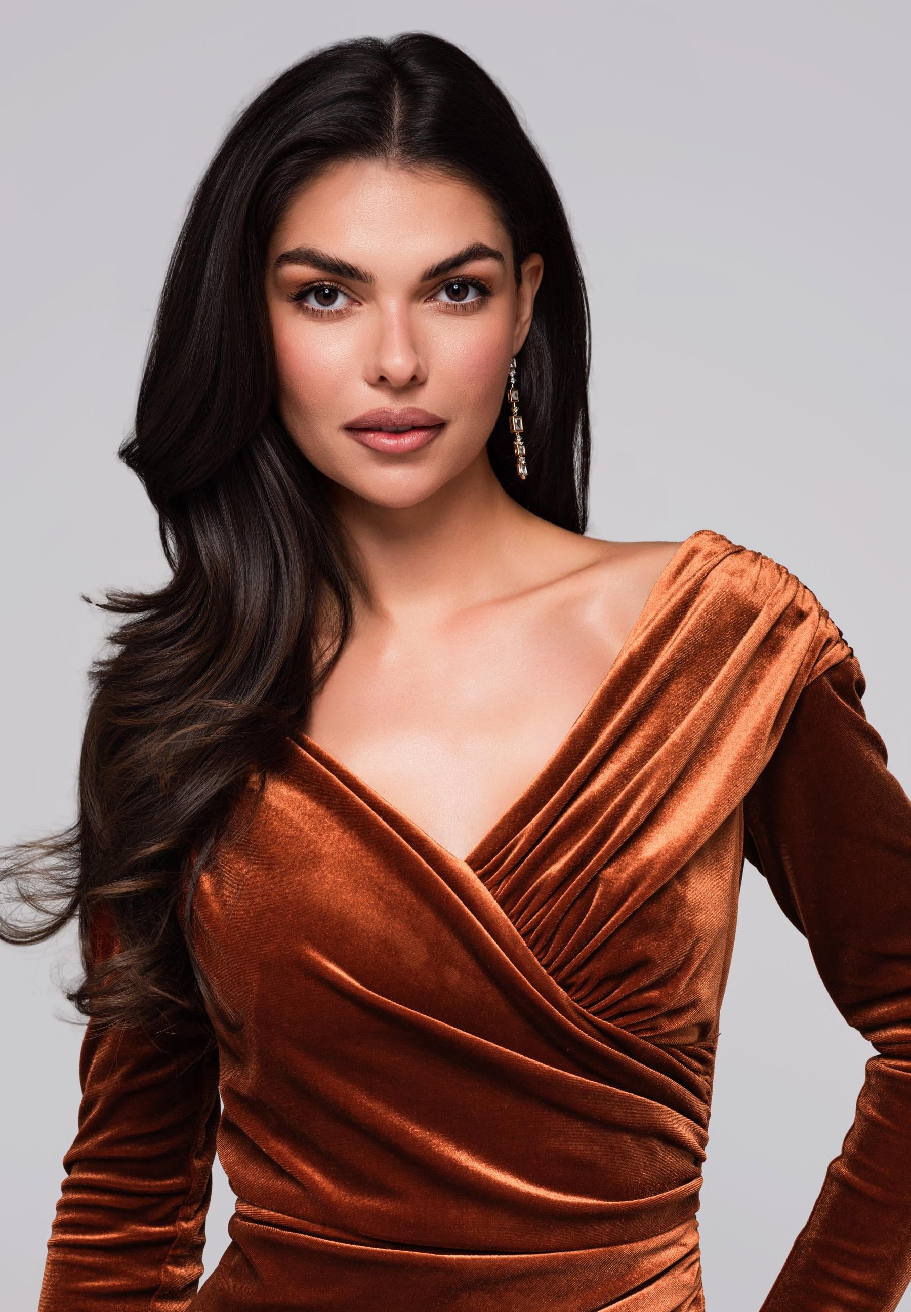 Karamellfarbenes Maxi-Abendkleid aus Samt — 2
