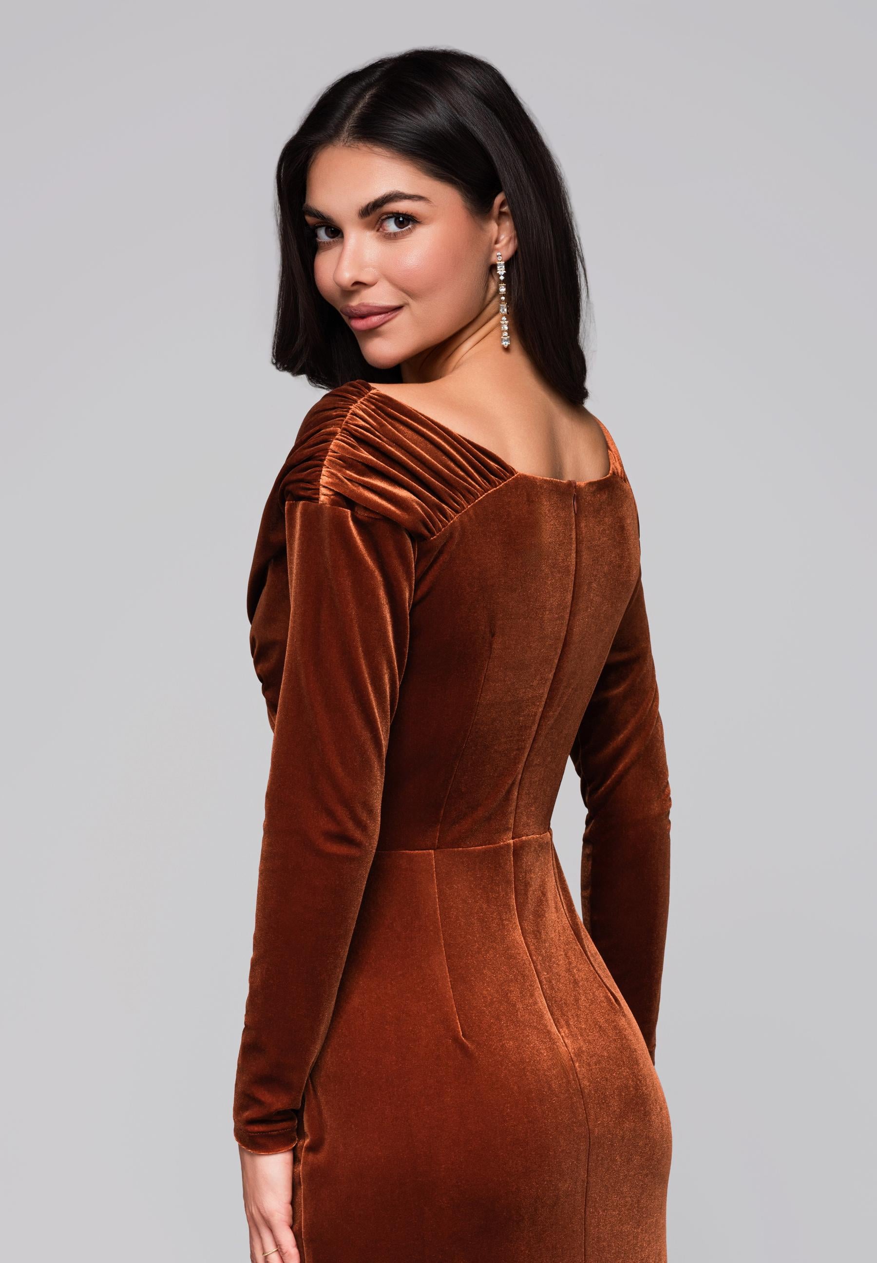 Karamellfarbenes Maxi-Abendkleid aus Samt — 7