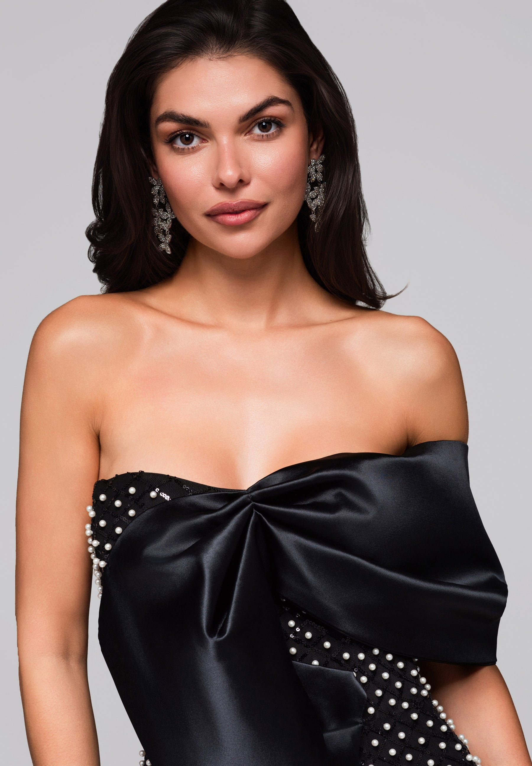 Schwarzes verziertes Midi-Abendkleid mit geradem Ausschnitt — 2