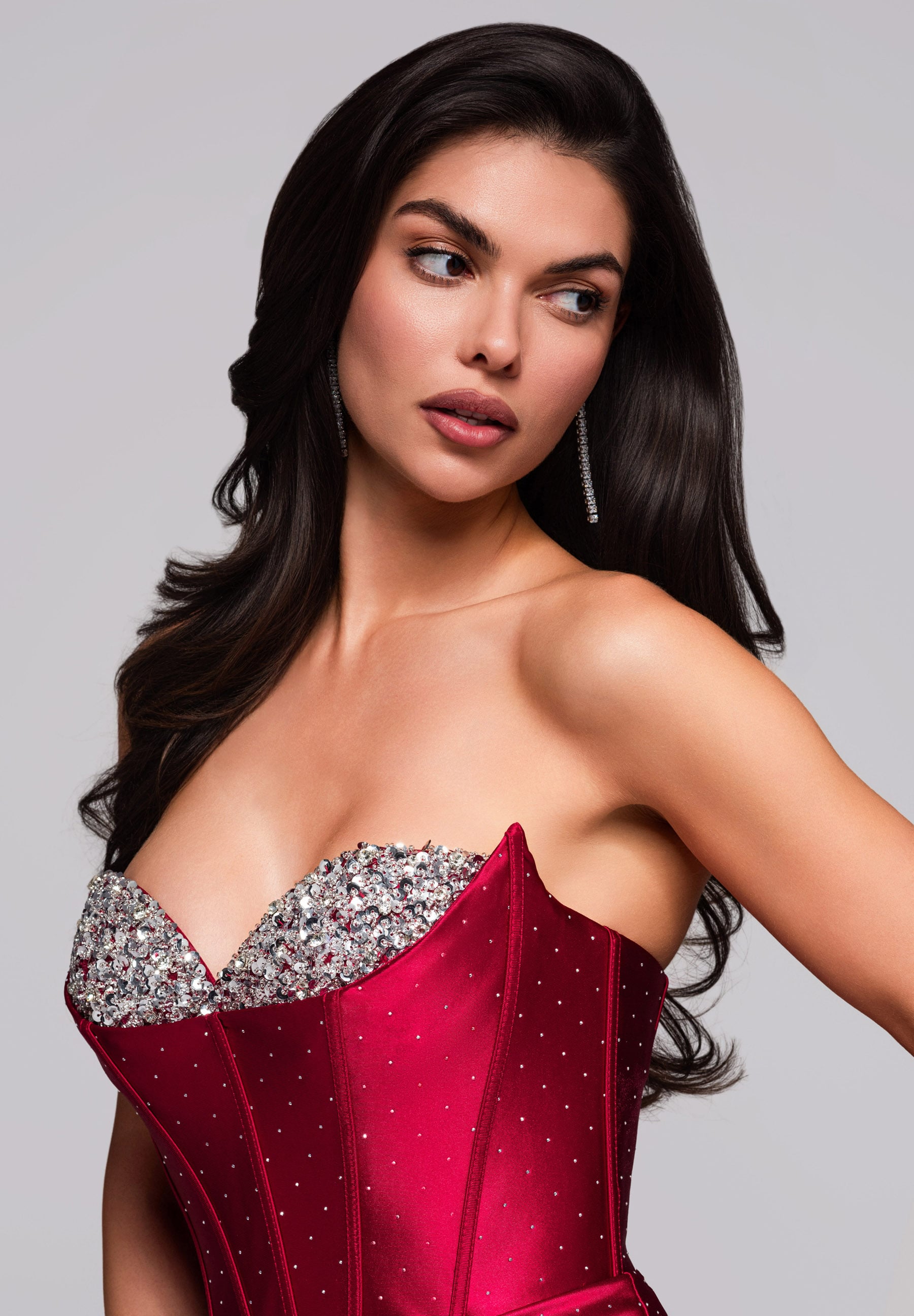 Bordeauxfarbenes Maxi-Abendkleid aus Satin mit Herzausschnitt — 2