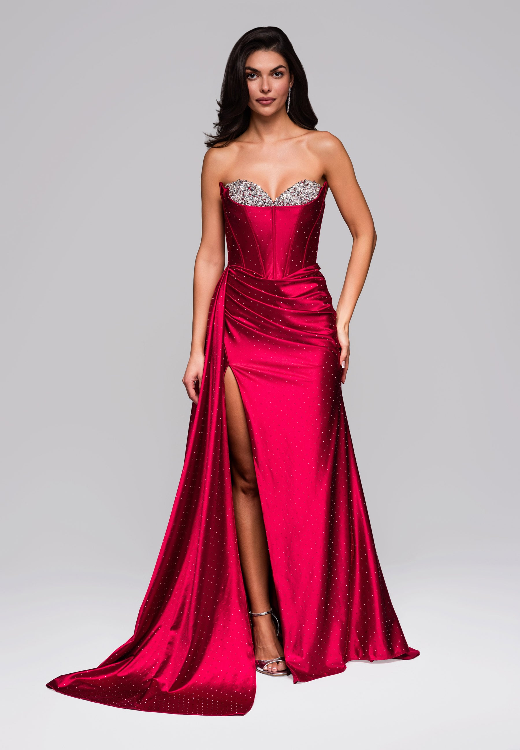 Bordeauxfarbenes Maxi-Abendkleid aus Satin mit Herzausschnitt — 3