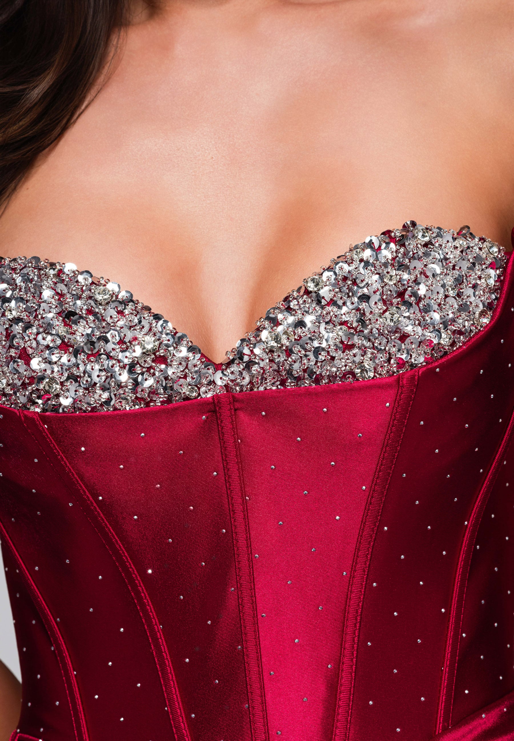 Bordeauxfarbenes Maxi-Abendkleid aus Satin mit Herzausschnitt — 4