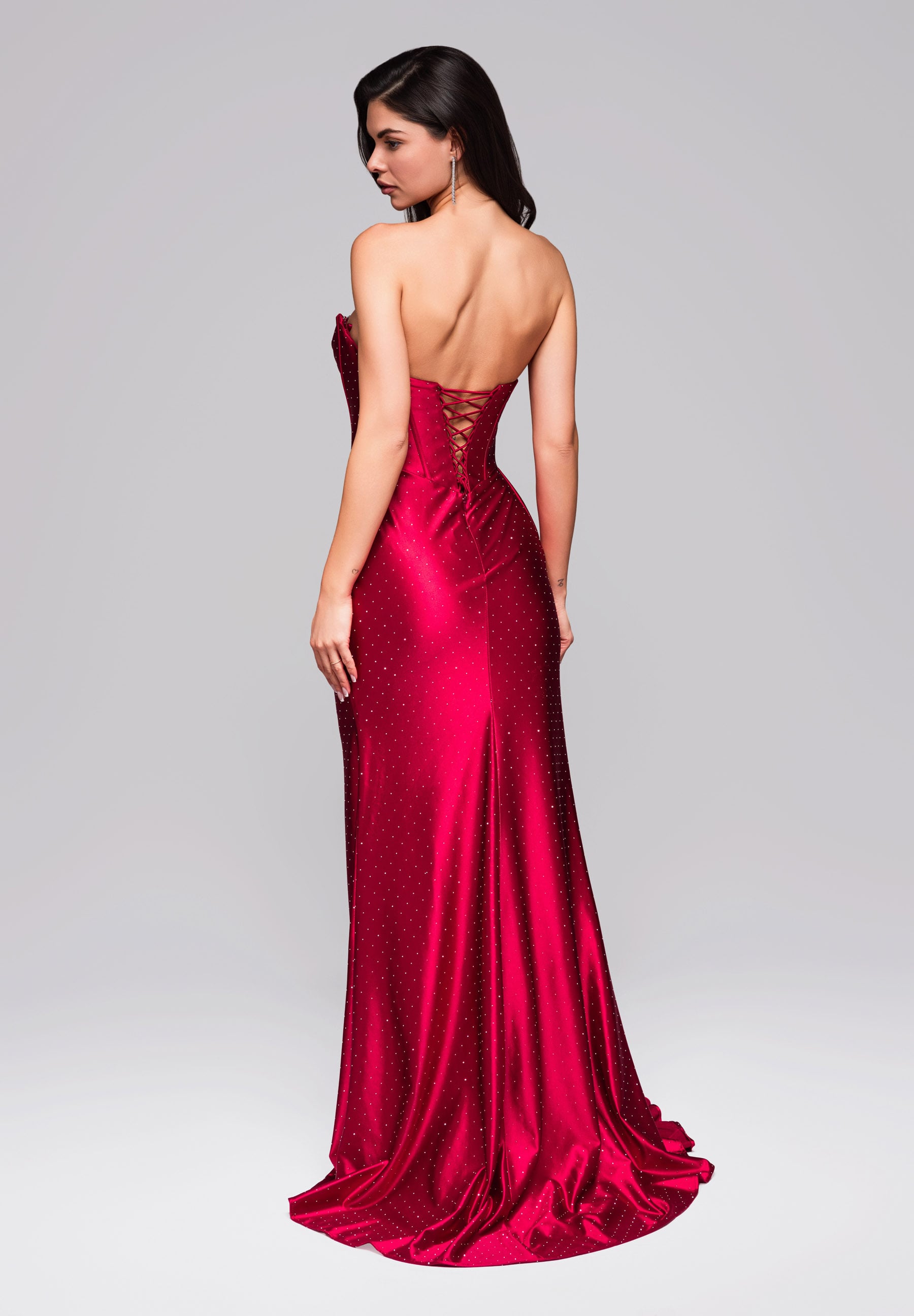 Bordeauxfarbenes Maxi-Abendkleid aus Satin mit Herzausschnitt — 7