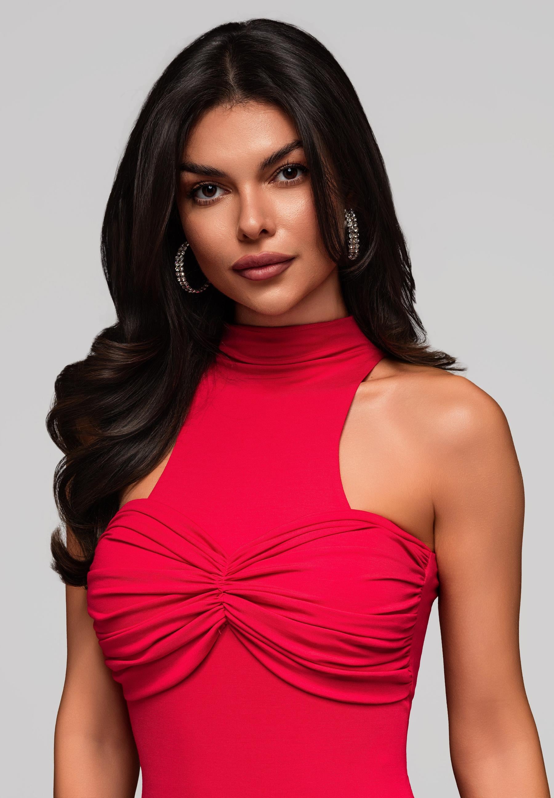Rotes Maxi-Abendkleid mit Stehkragen und Neckholder — 2